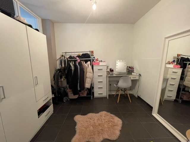 Sfeervol appartement met 2 slaapkamers, ruim terras en private autostaanplaats. 