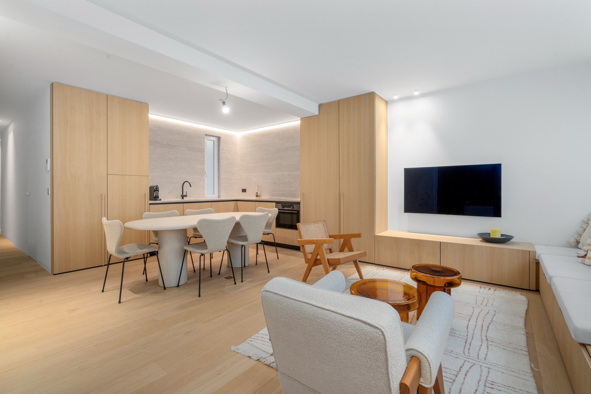 Zeer mooi en luxueus afgewerkt 3 slaapkamer appartement aan het Driehoeksplein nabij de Zeedijk 