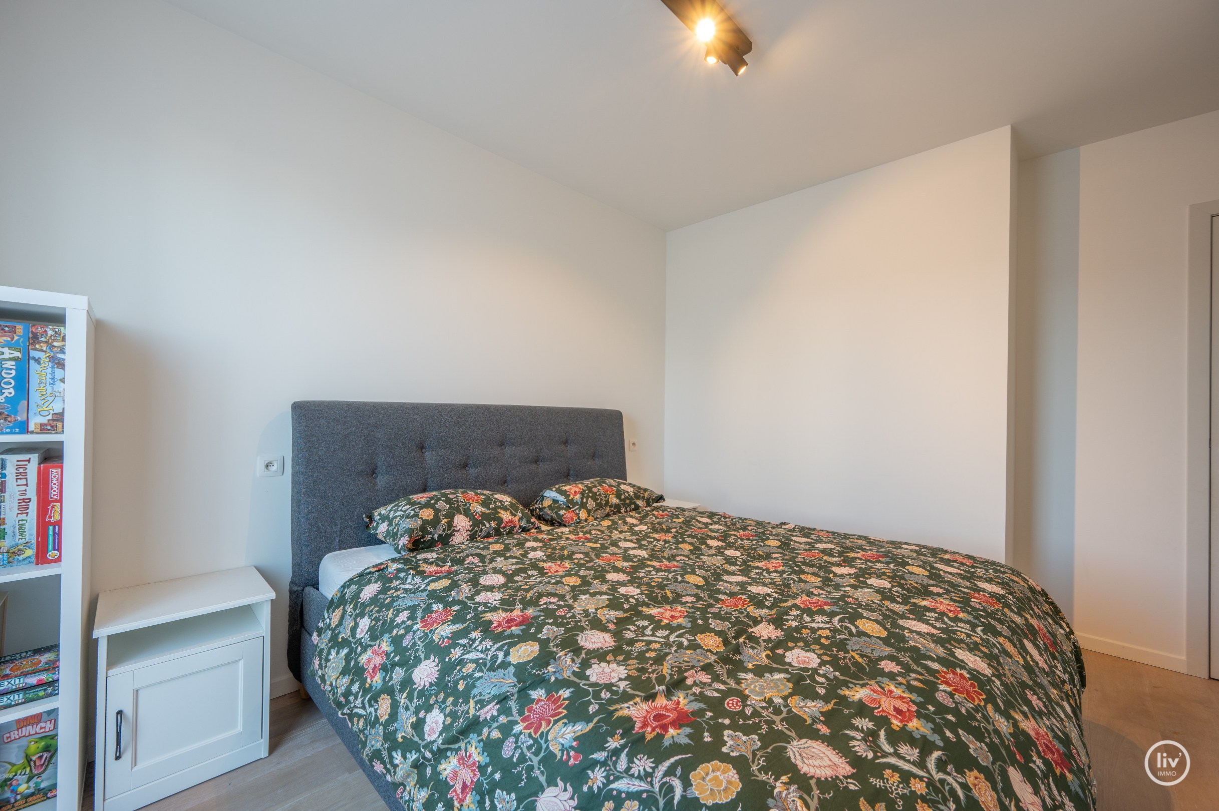 Magnifique appartement spacieux avec 3 chambres situé dans un immeuble récent à Duinenwater. 