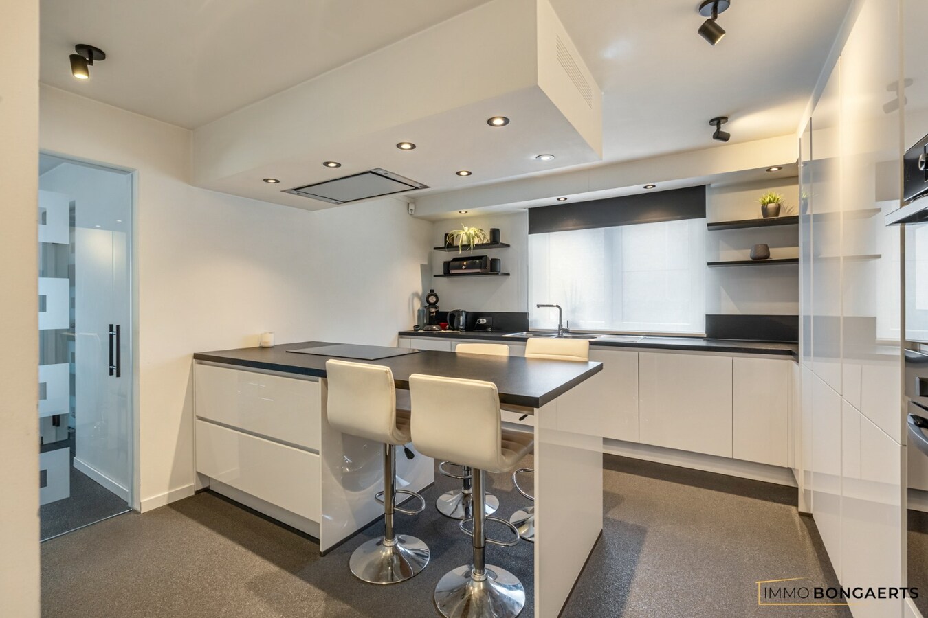 Exclusieve woning met volledig uitgeruste wellnesspraktijk nabij Hasselt 