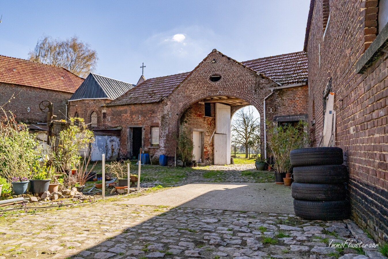 Te renoveren vierkantshoeve op een ruim perceel van ca. 2,6ha te Kortenaken 