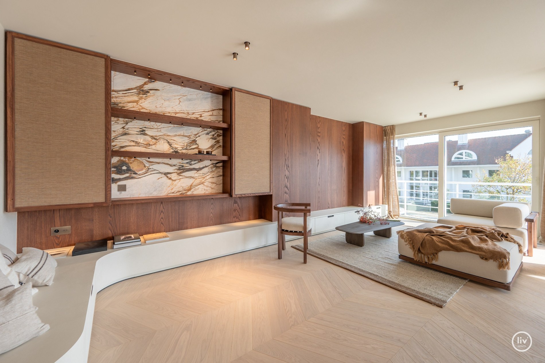 Volledig en subliem gerenoveerd zuid-west georiënteerd hoekappartement in een prestigieuze villaresidentie in het hart van het Zoute. 