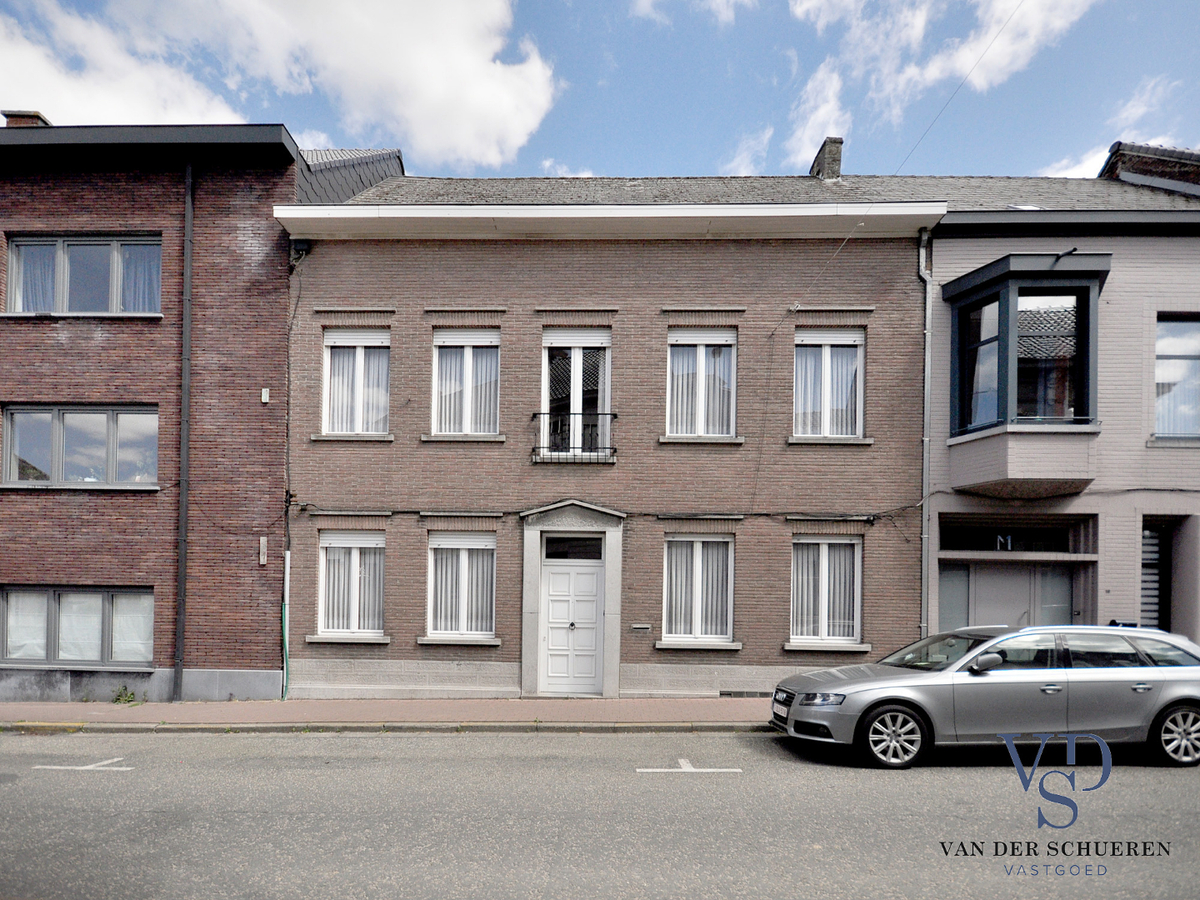 Degelijke en stijlvolle herenwoning. Uitstekend gelegen ! 