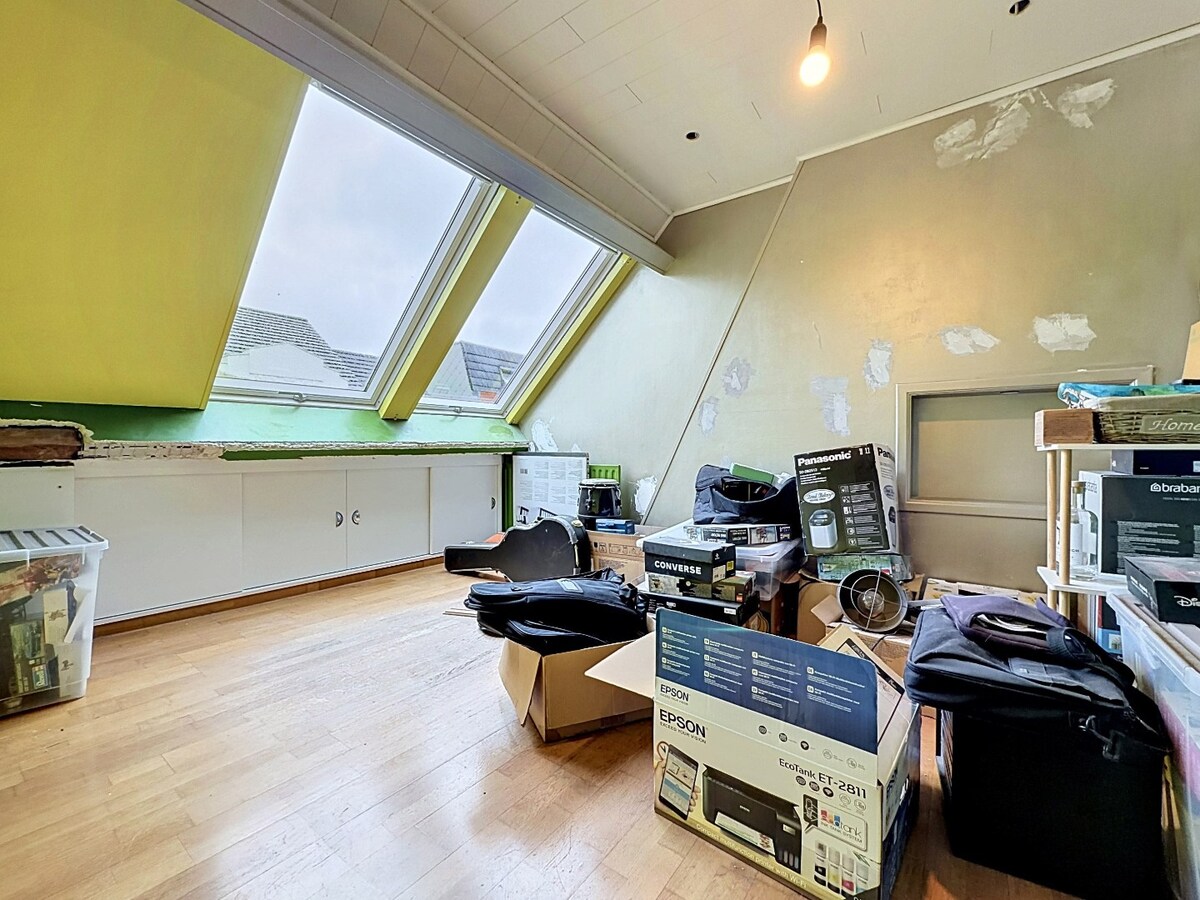 Karaktervolle woning met garage en grote tuin te centrum Zottegem 