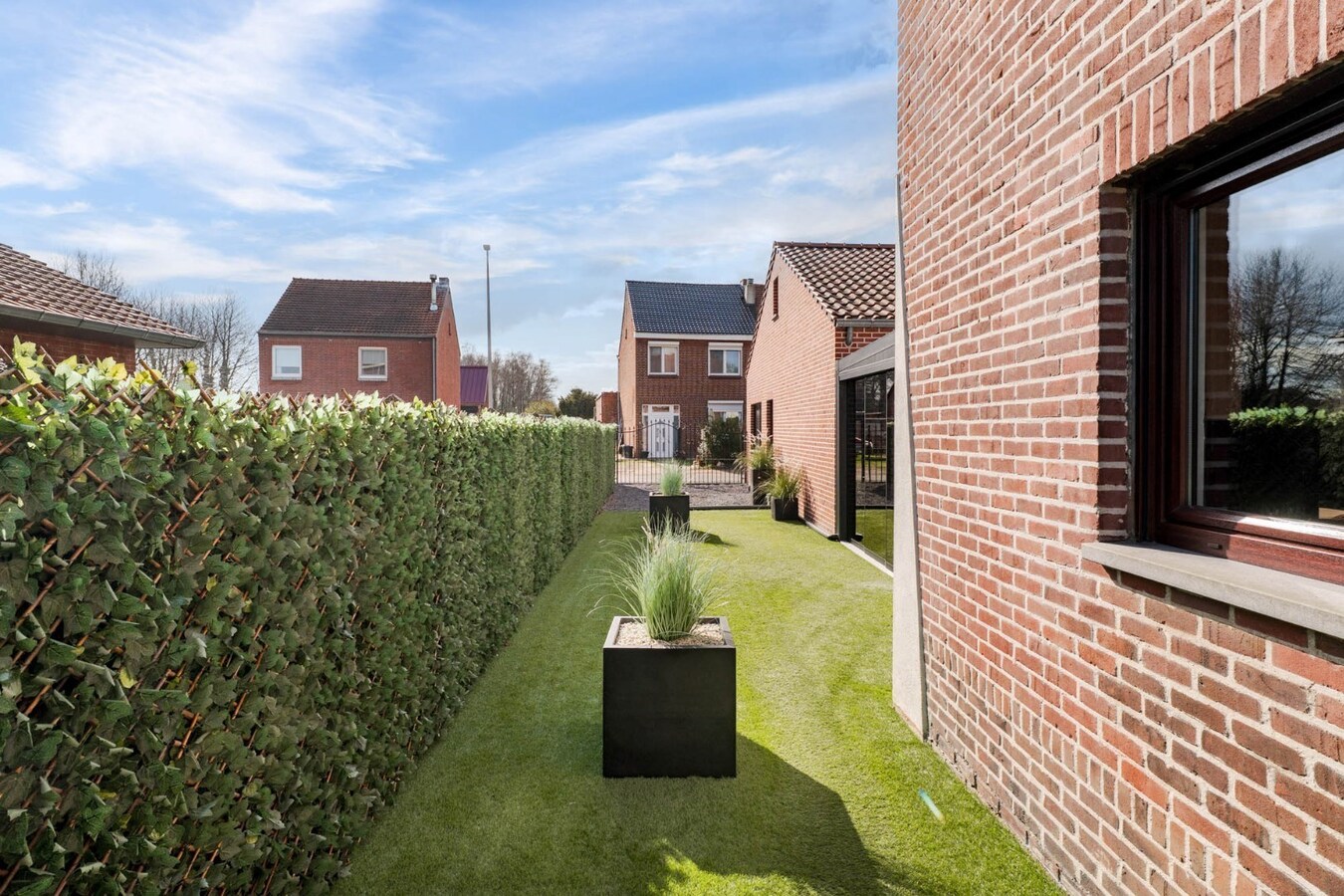 Gerenoveerde, goed onderhouden woning nabij het centrum van Bree mét een grote garage/werkplaats bereikbaar langs de Filterstraat aan de achterzijde van de woning! 