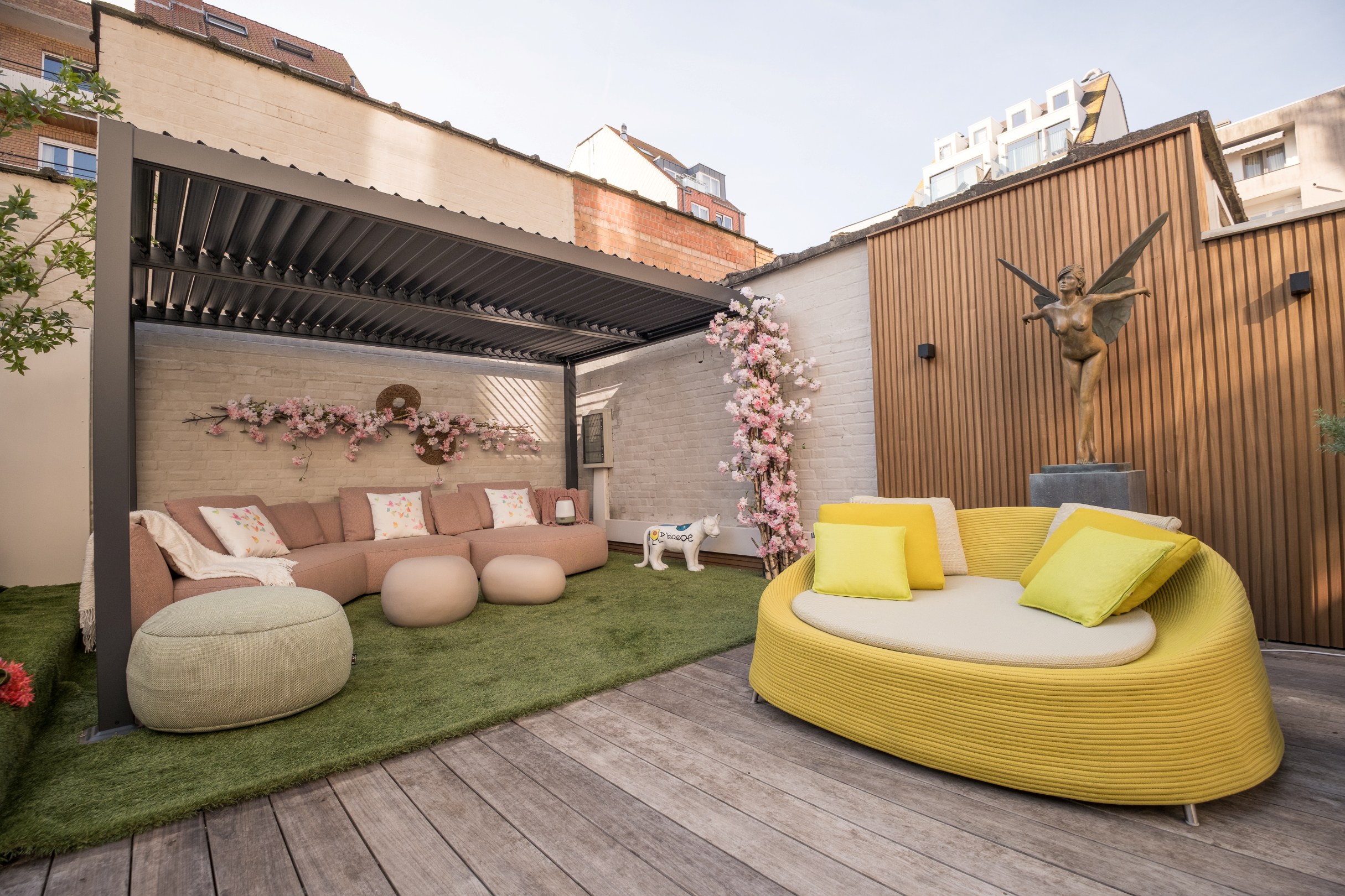 Dans un emplacement de choix, à quelques pas de la mer, se trouve cet appartement exclusif de plain-pied avec un jardin exceptionnellement spacieux et ensoleillé. Une combinaison rare de vie privée, d 