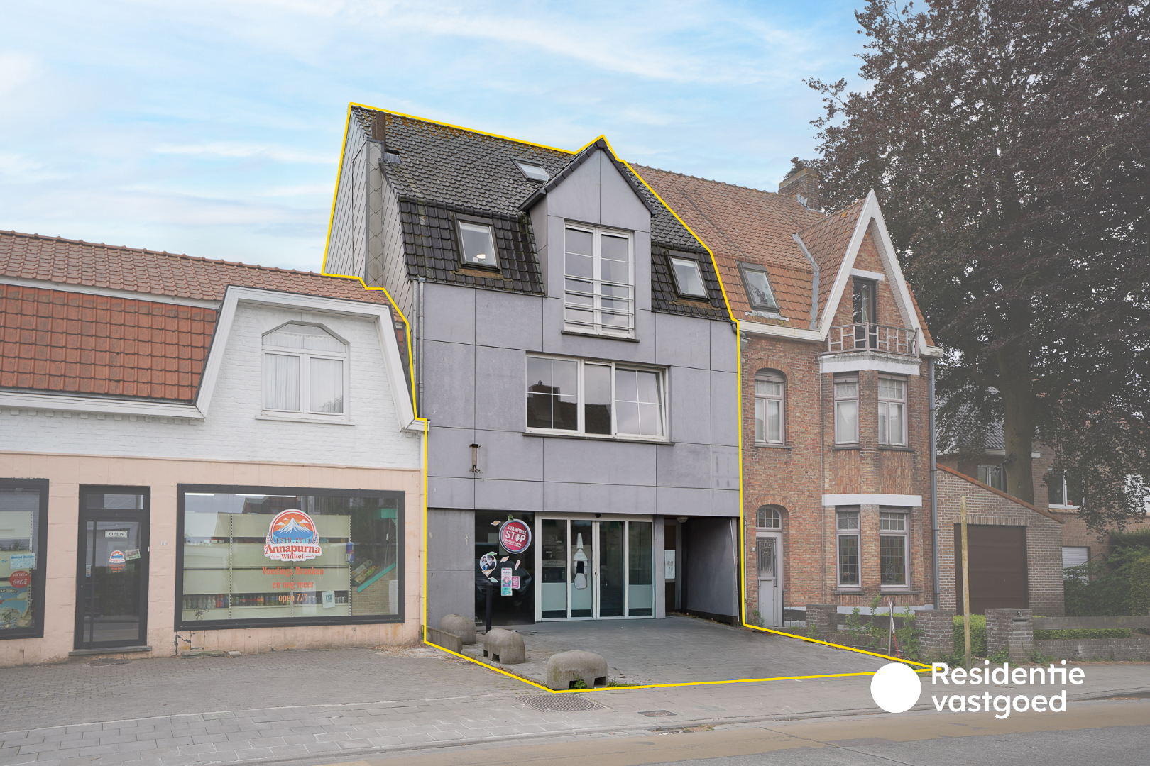 Handelsruimte met woonentiteit en parkeerplaats 