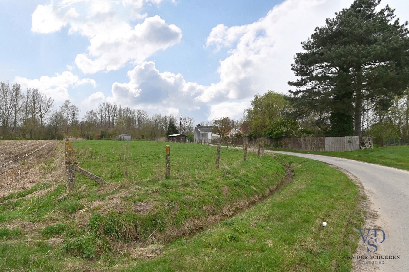 Woning met belendend perceel weiland 