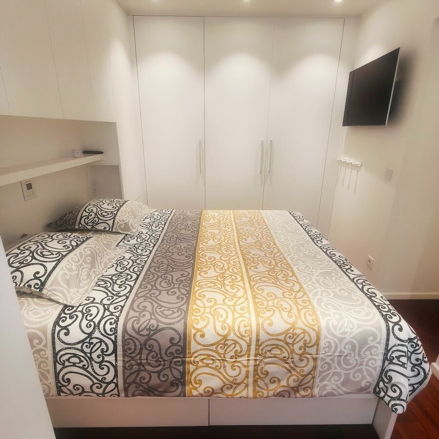 Instapklaar bemeubeld hoekappartement met 2 slaapkamers te koop in Oostende 