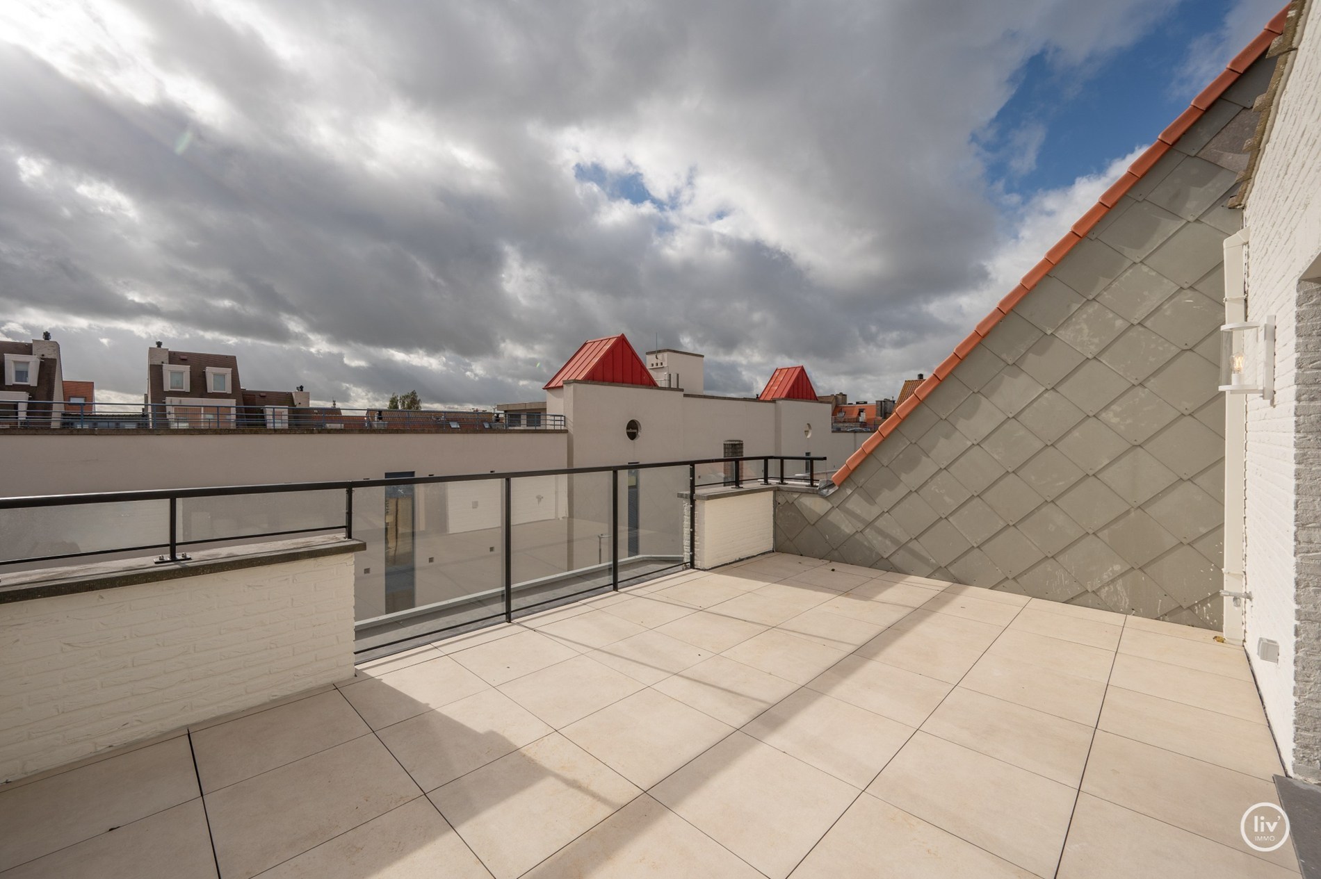 Gerenoveerd penthouse met 2 slaapkamers centraal gelegen op de August Dansestraat te Knokke. 