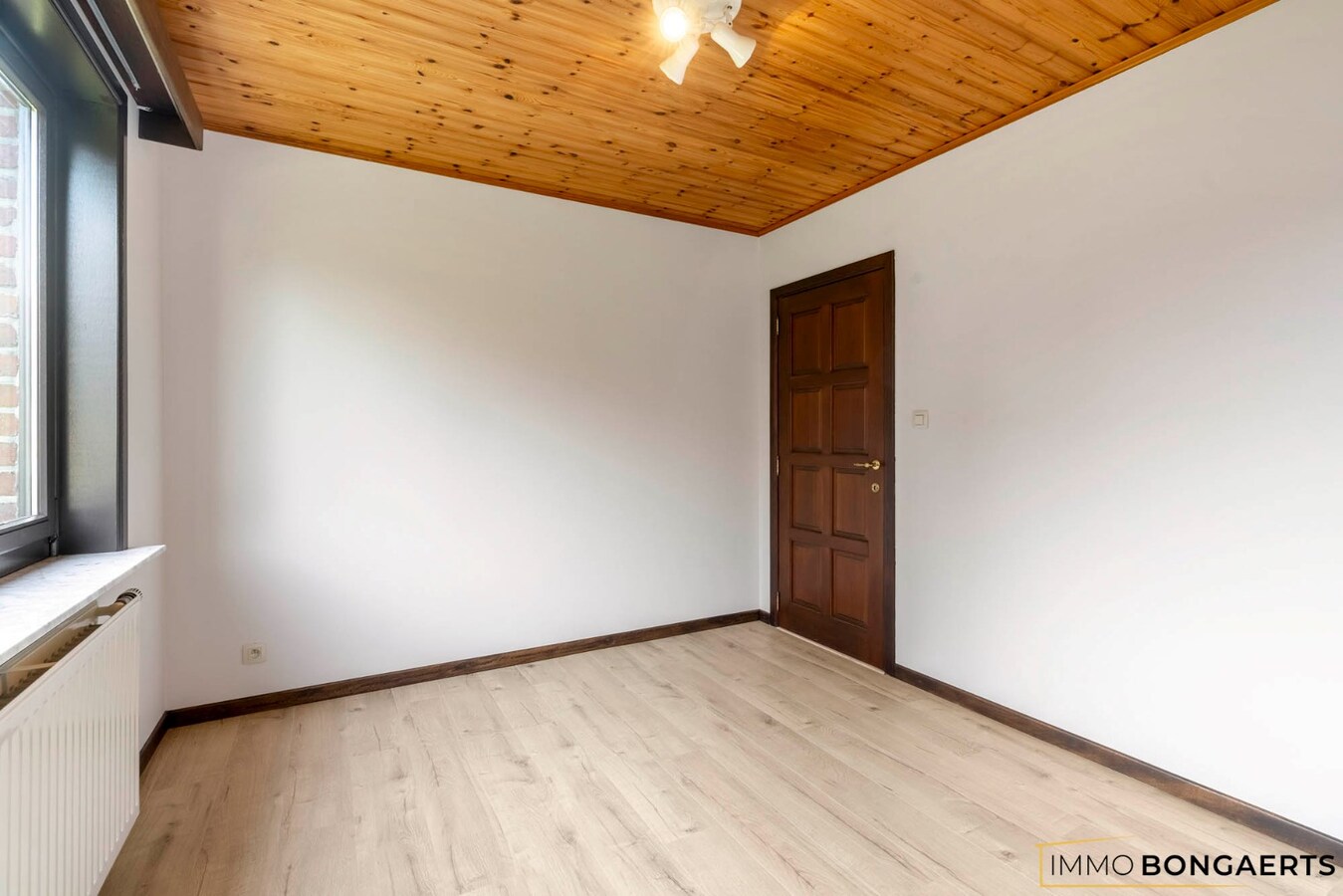 Ruime woning met 3 slaapkamers, tuin, terras en garage. 