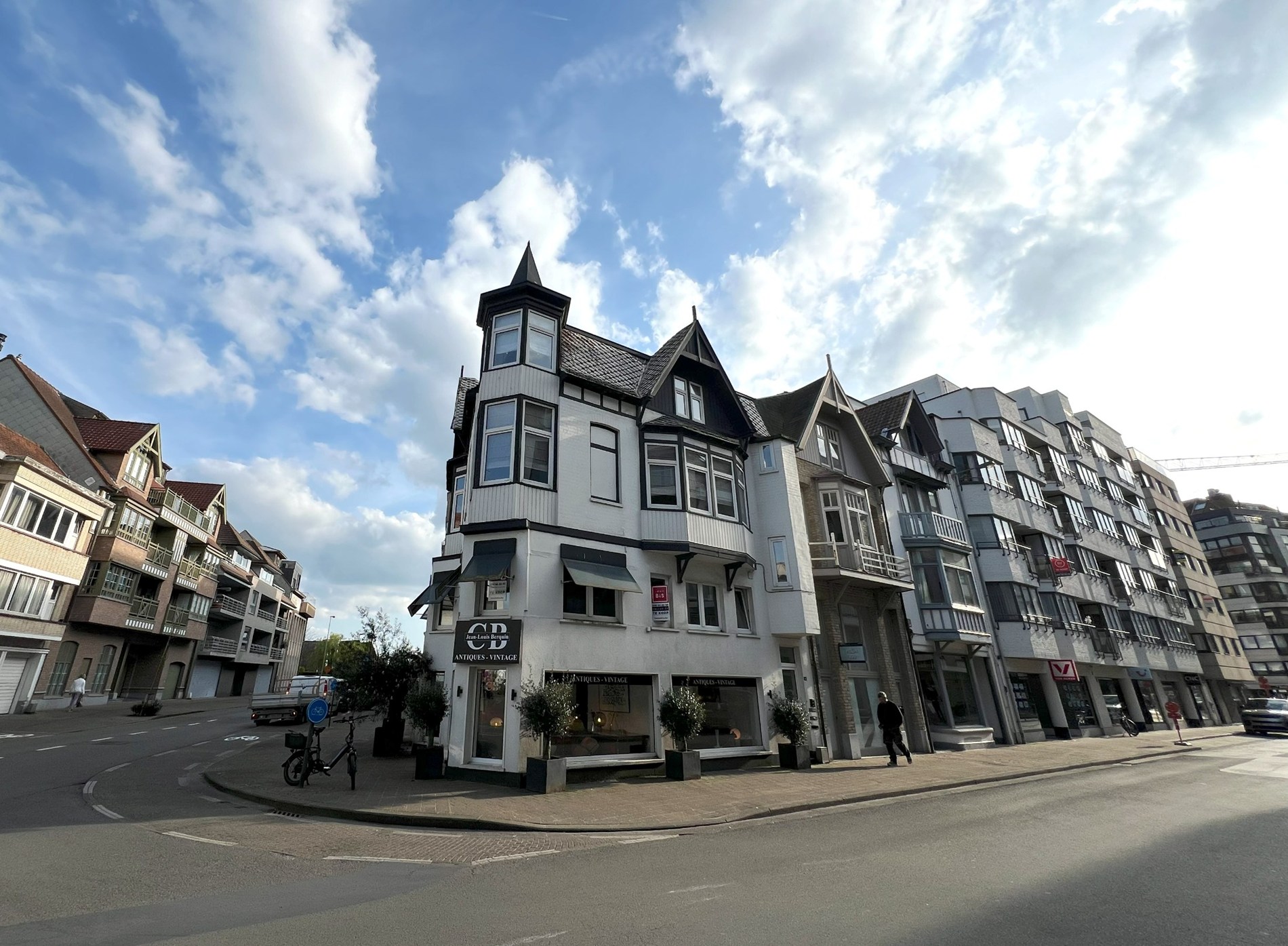 Multifunctioneel hoekpand met commerciele gelijkvloers en 2 wooneenheden te Knokke 