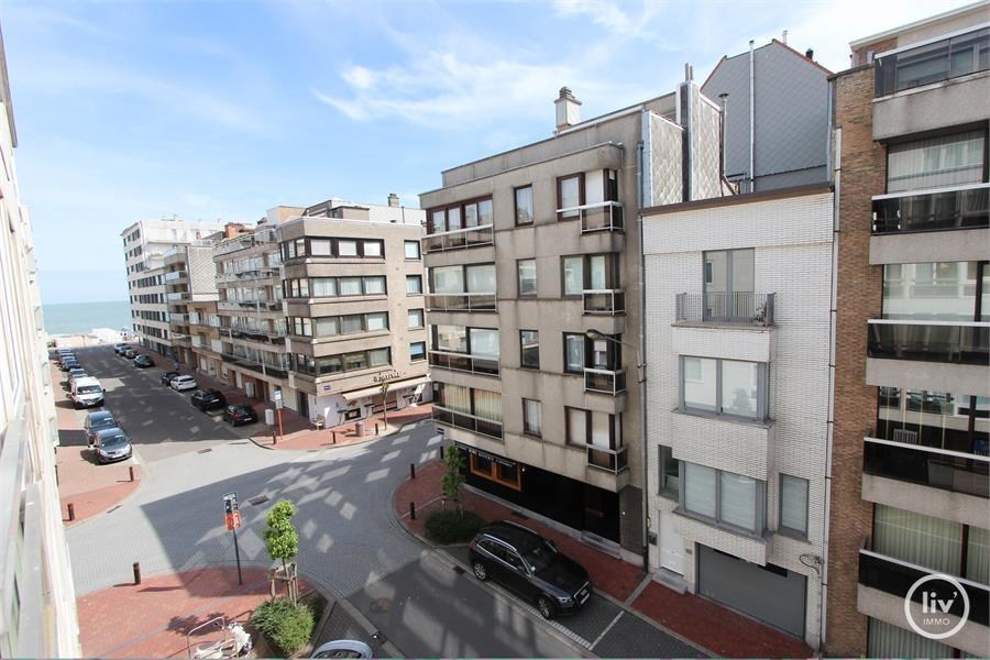 Mooi gerenoveerd appartement met 3 slaapkamers gelegen vlakbij de Kustlaan te Knokke. 