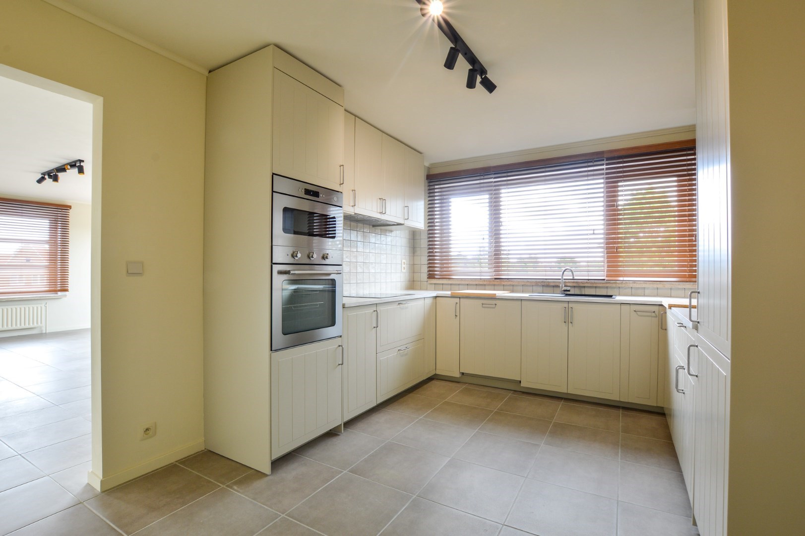 Ruim appartement (146 m²) met 2 slaapkamers in het centrum van Jabbeke 