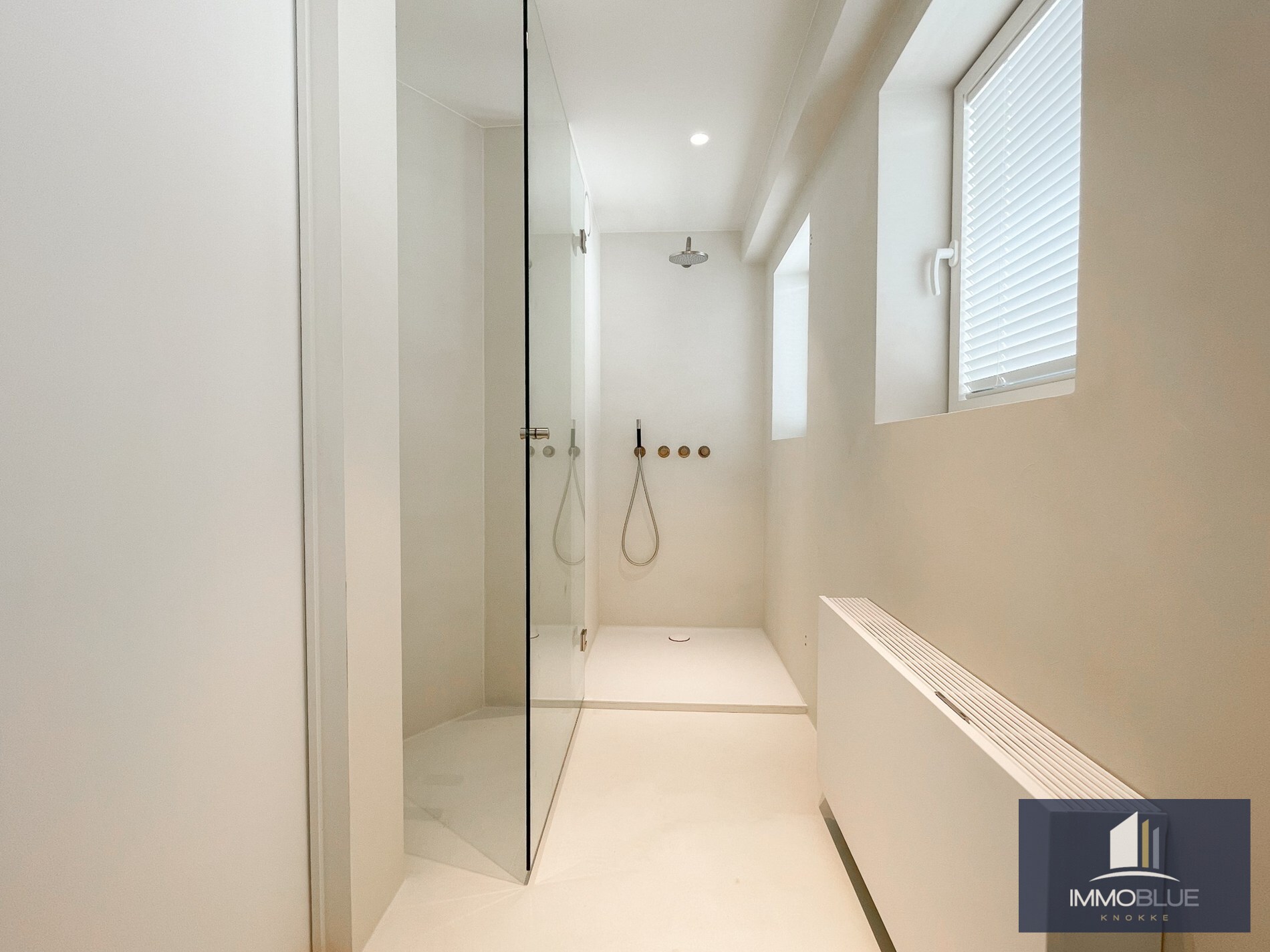 Exclusieve villa: Uitzonderlijk volledig gerenoveerde villa met frontaal zeezicht. 