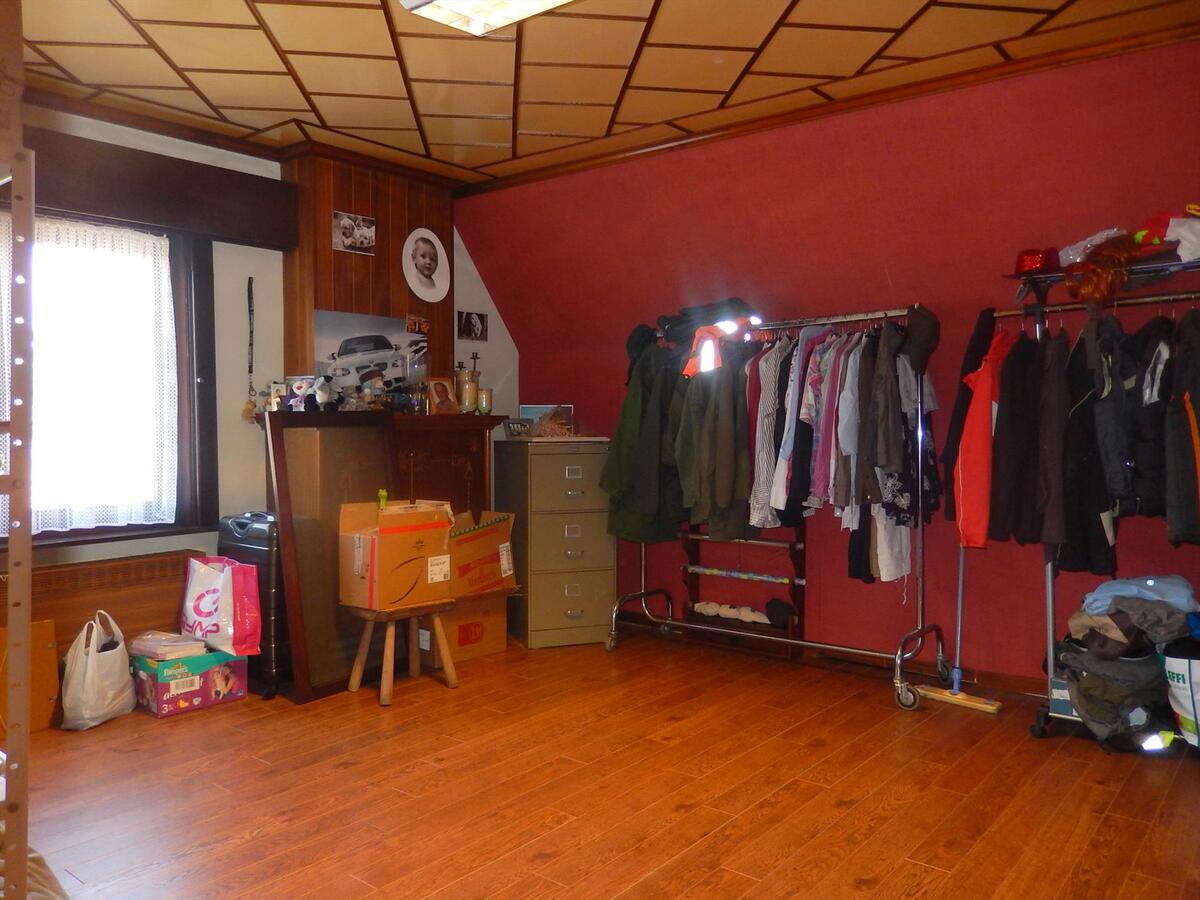 Instapklare woning met grote opslagplaats en 3 garages 