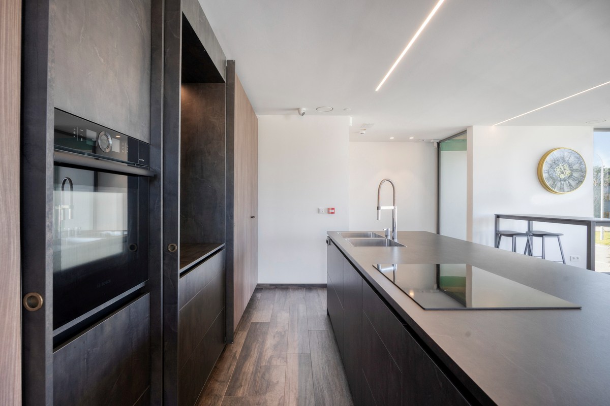 Grondig gerenoveerd KMO gebouw met magazijn en kantoorruimtes in Heverlee op een perceel van 11a19ca! – EPC -22,65 kWh/m² 