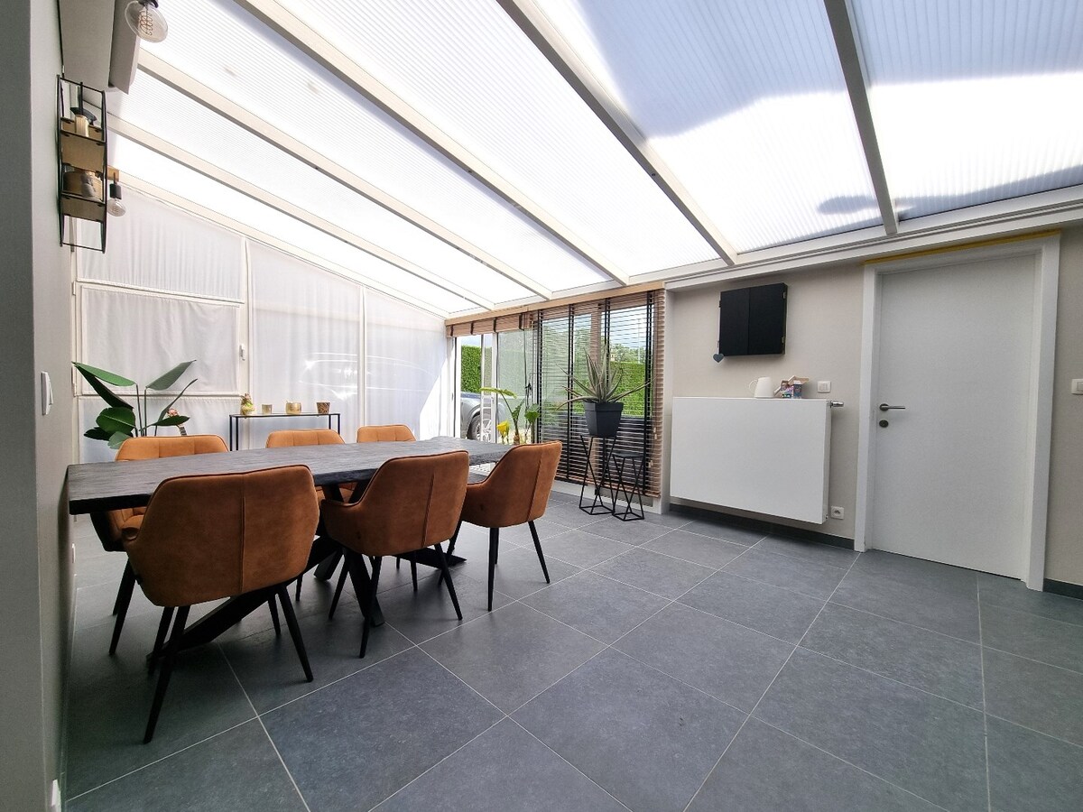 Prachtige, volledig gerenoveerde halfopen bebouwing op groot perceel van 842m² 