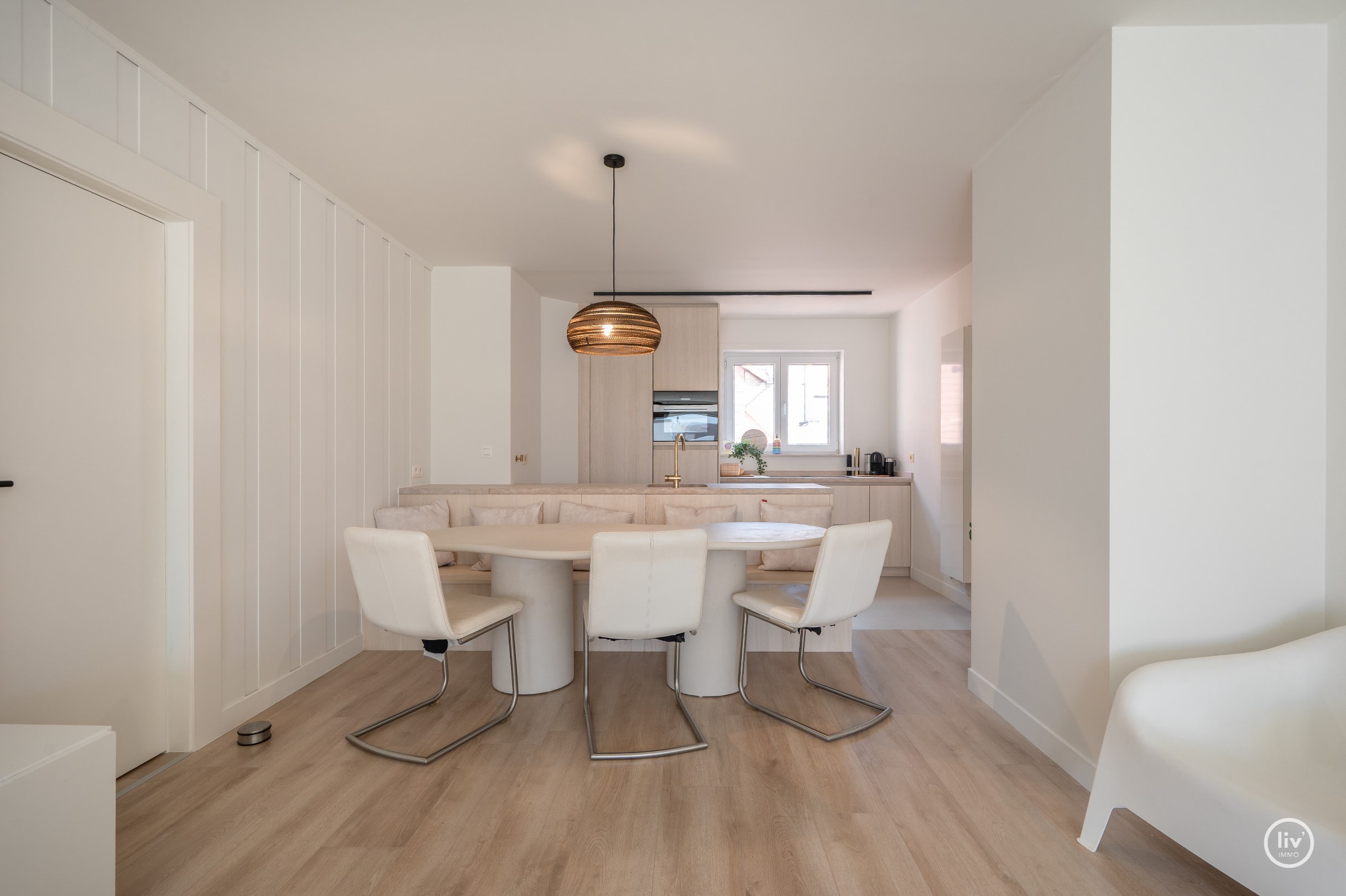 Appartement de 3 chambres élégamment rénové avec terrasse ensoleillée. 