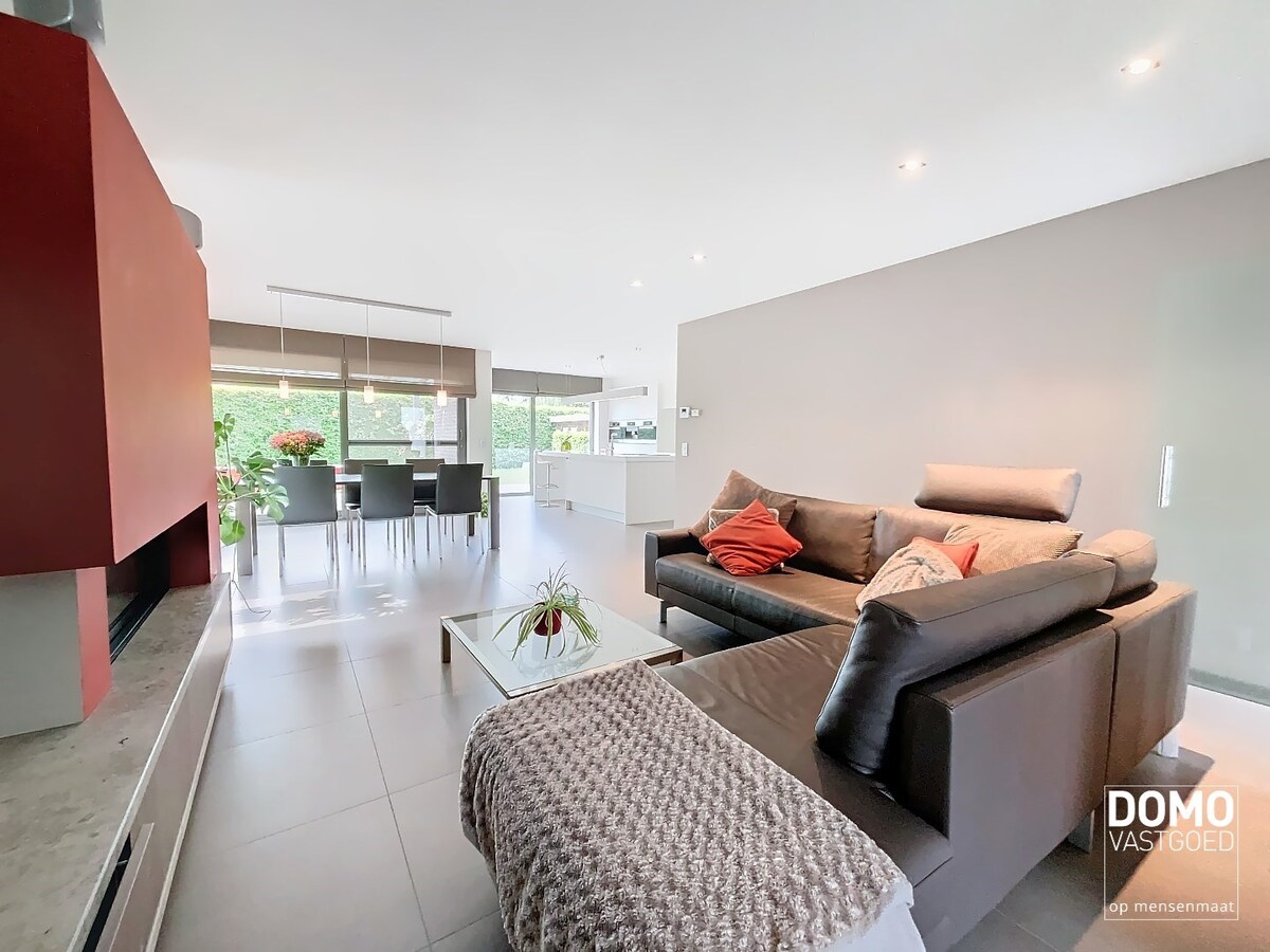 MODERNE OPEN BEBOUWING MET TUIN, INPANDIGE GARAGE EN 2 SLAAPKAMERS TE STOKROOIE 