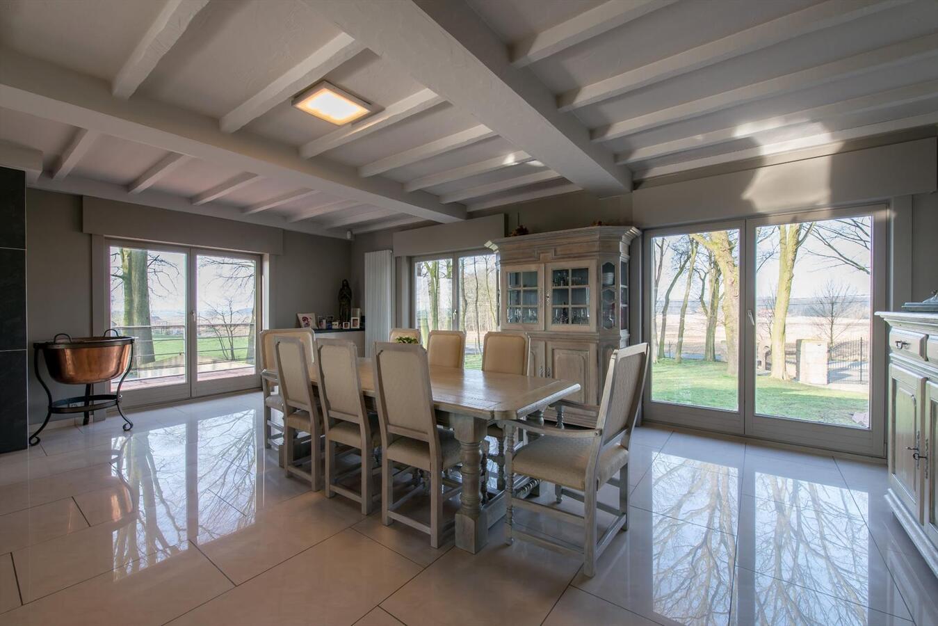 Uitstekend gelegen villa met prachtige vergezichten op 1ha28a21ca 