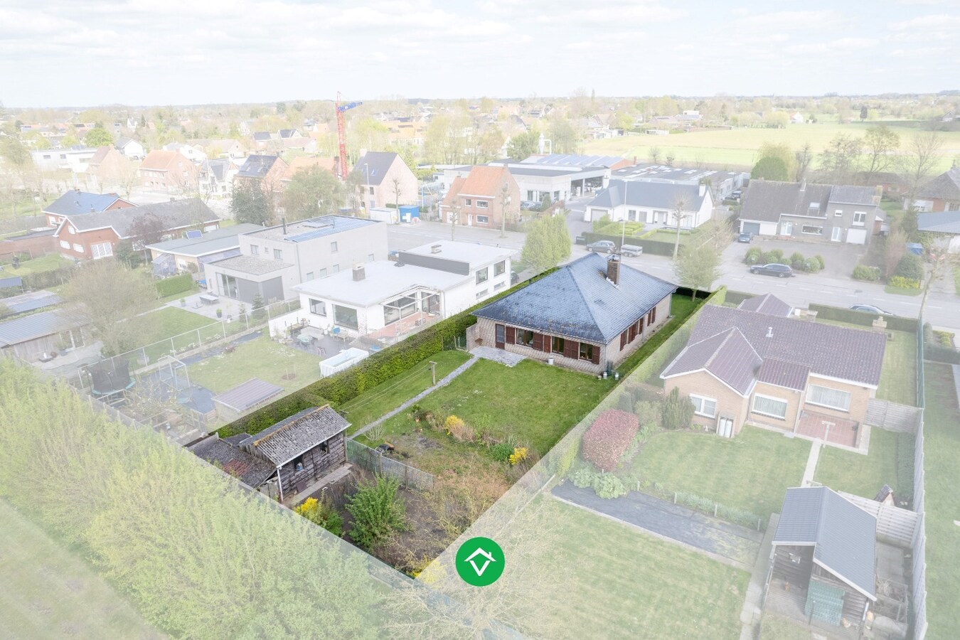 Alleenstaande woning met drie slaapkamers en dubbele garage in centrum Koekelare 