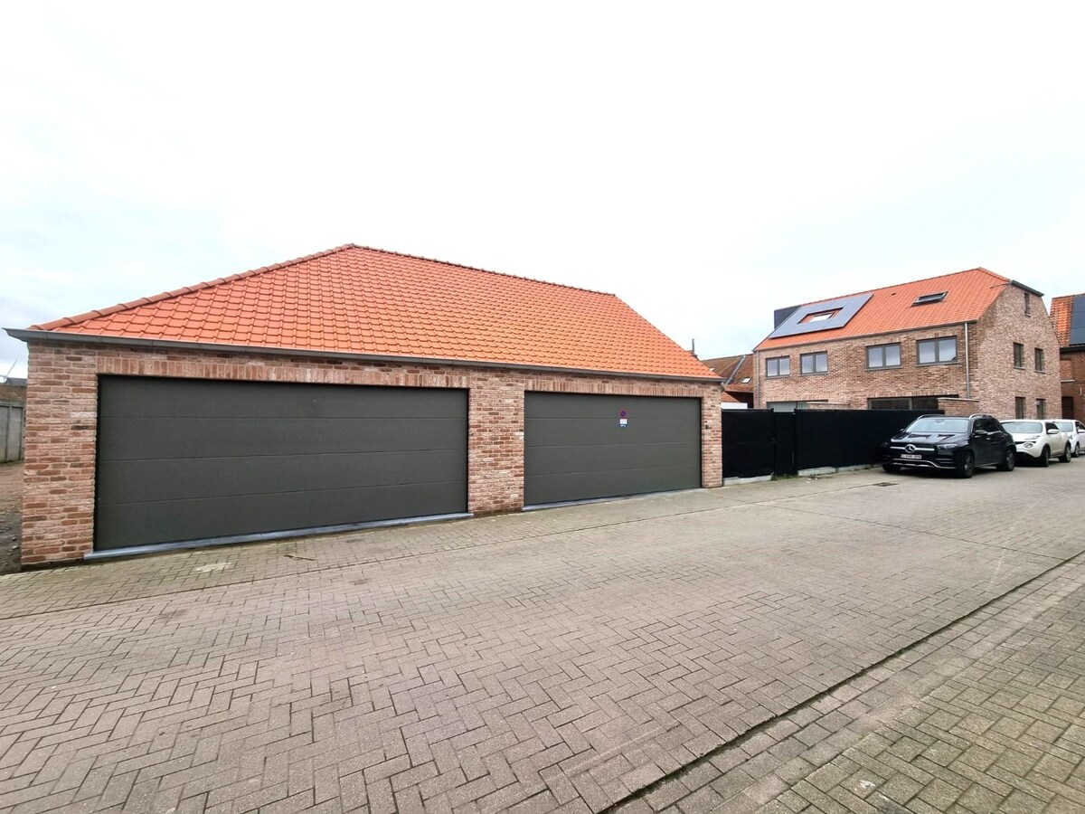Halfopen nieuwbouwwoning (onder registratierechten!) met dubbele garage te Dudzele 