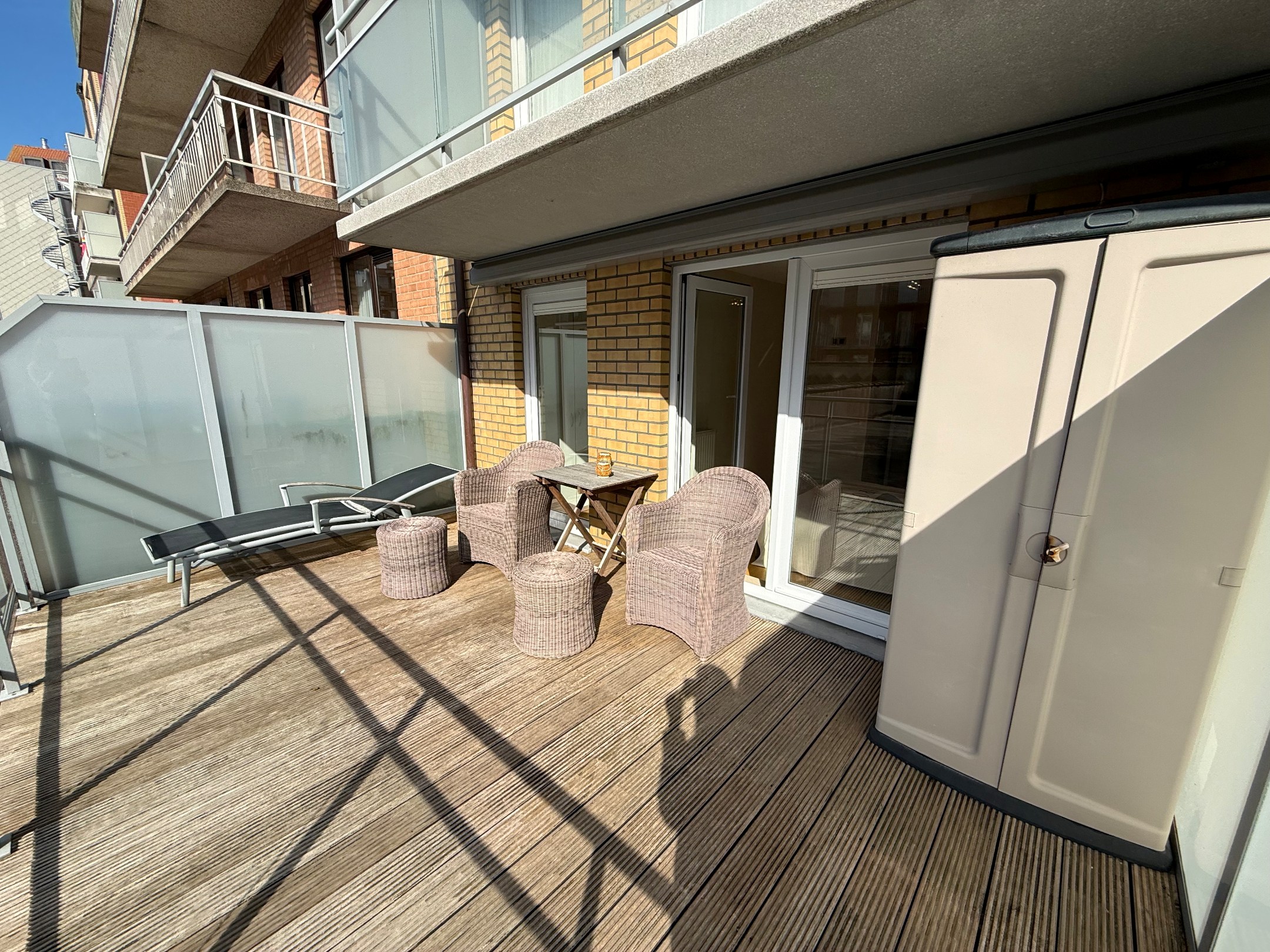 Meublé - Appartement idéalement situé et parfaitement entretenu avec 2 chambres et une grande terrasse situé dans l'avenue Van Bunnen. 
