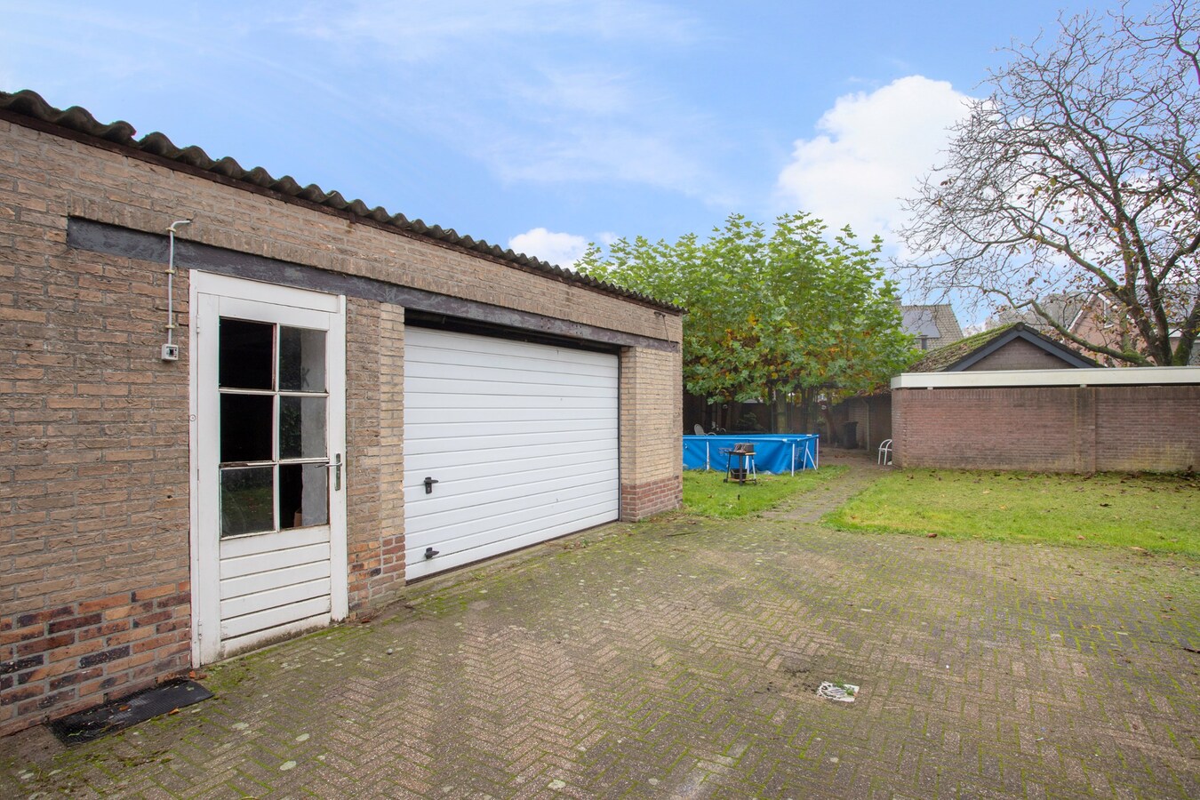 Te renoveren vrijstaande woning met vrijstaand bijgebouw gelegen in het centrum van Netersel. 