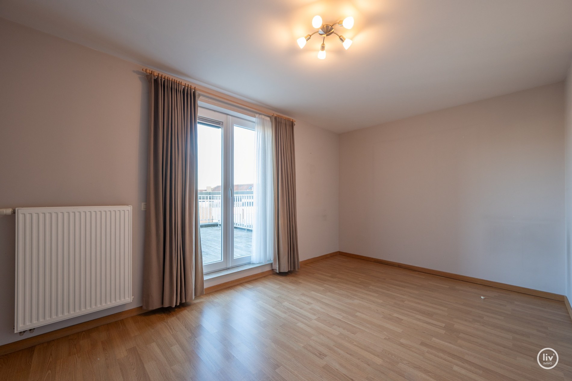 Centraal gelegen 2 slaapkamer appartement met ruime terrassen in een recent gebouwde residentie (met mog. tot aankoop van inpandige garage) 