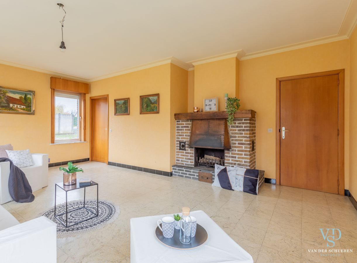 Degelijke, bijzonder ruime woning te Dikkelvenne. 