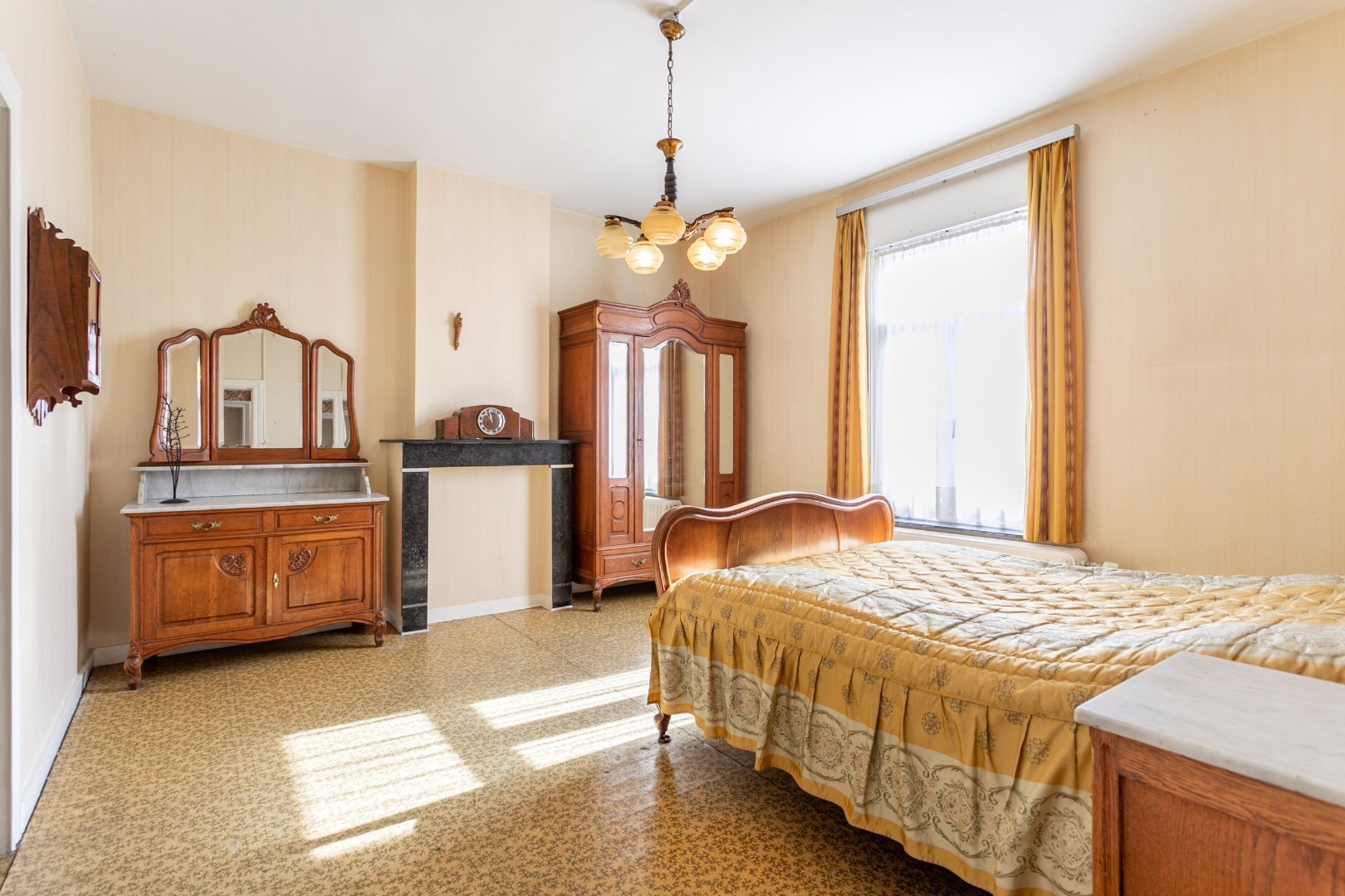 Karaktervolle, te renoveren herenhuis met enorm potentieel te Gooik 