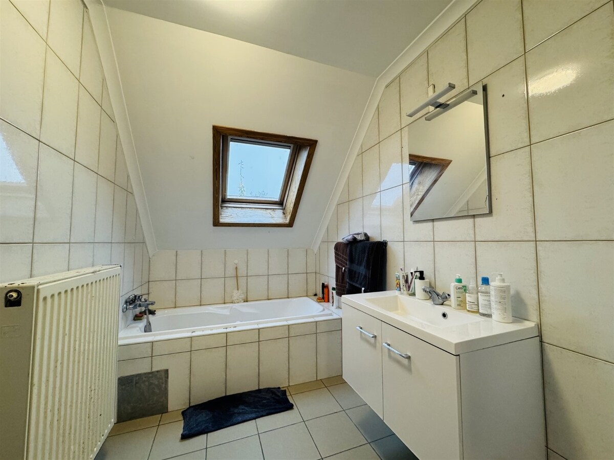 Unieke hoeve met woonst, 3 appartementen en paardenstallen op een ruim perceel van ca 1,2ha te Dilsen-Stokkem 