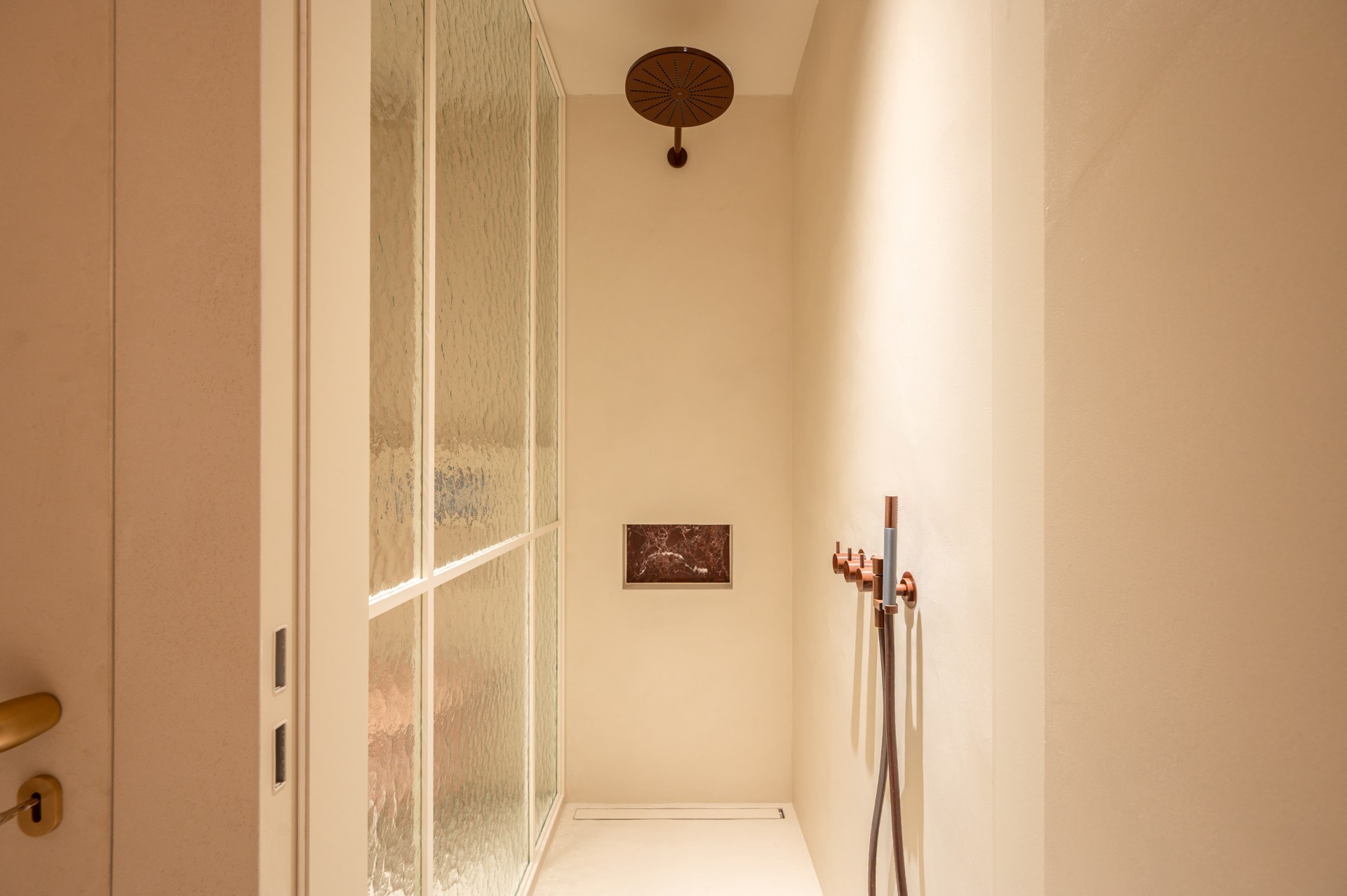 Luxe, comfort kortom een prachtig gerenoveerde woning in hartje Knokke. 