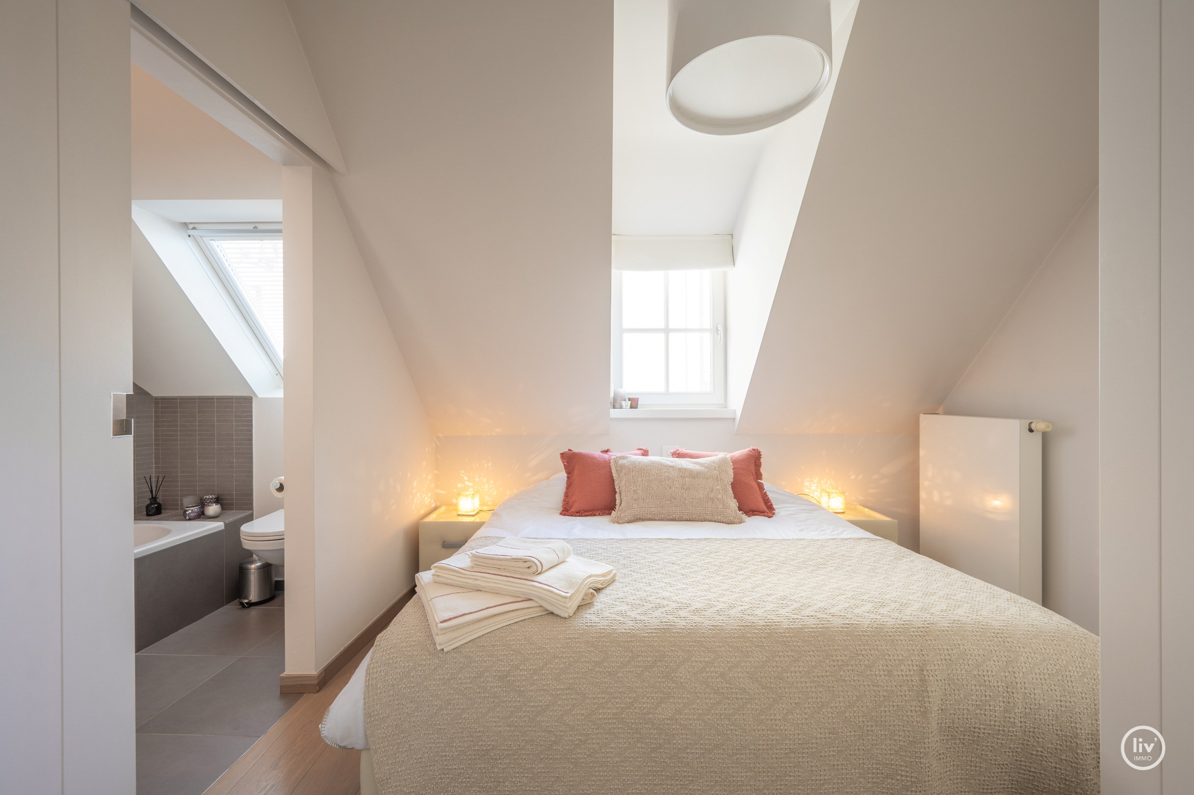 Appartement en duplex ensoleillé et spacieux avec terrasse orientée plein sud situé dans la Zoutelaan à Knokke. 