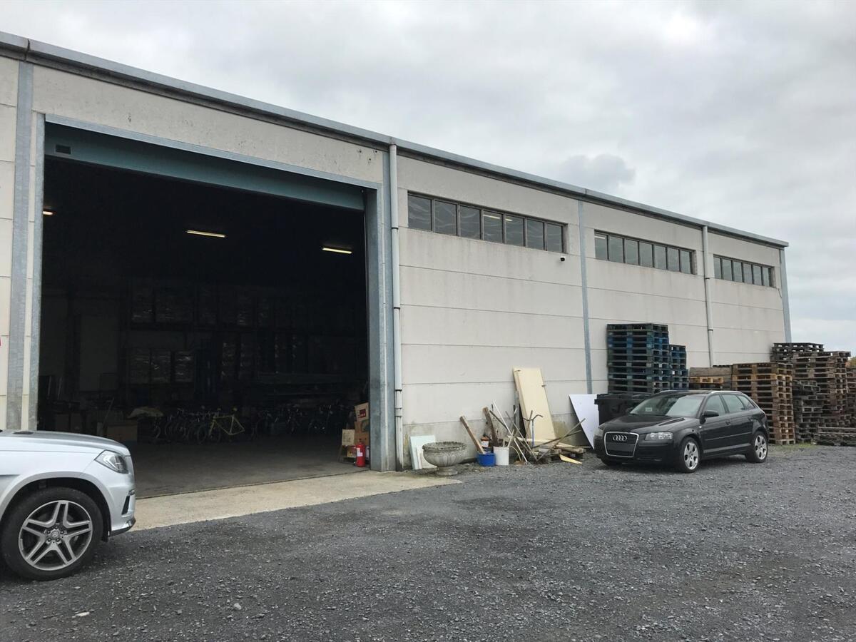 ruime loods van 400m² (20x20) met ruime parking 