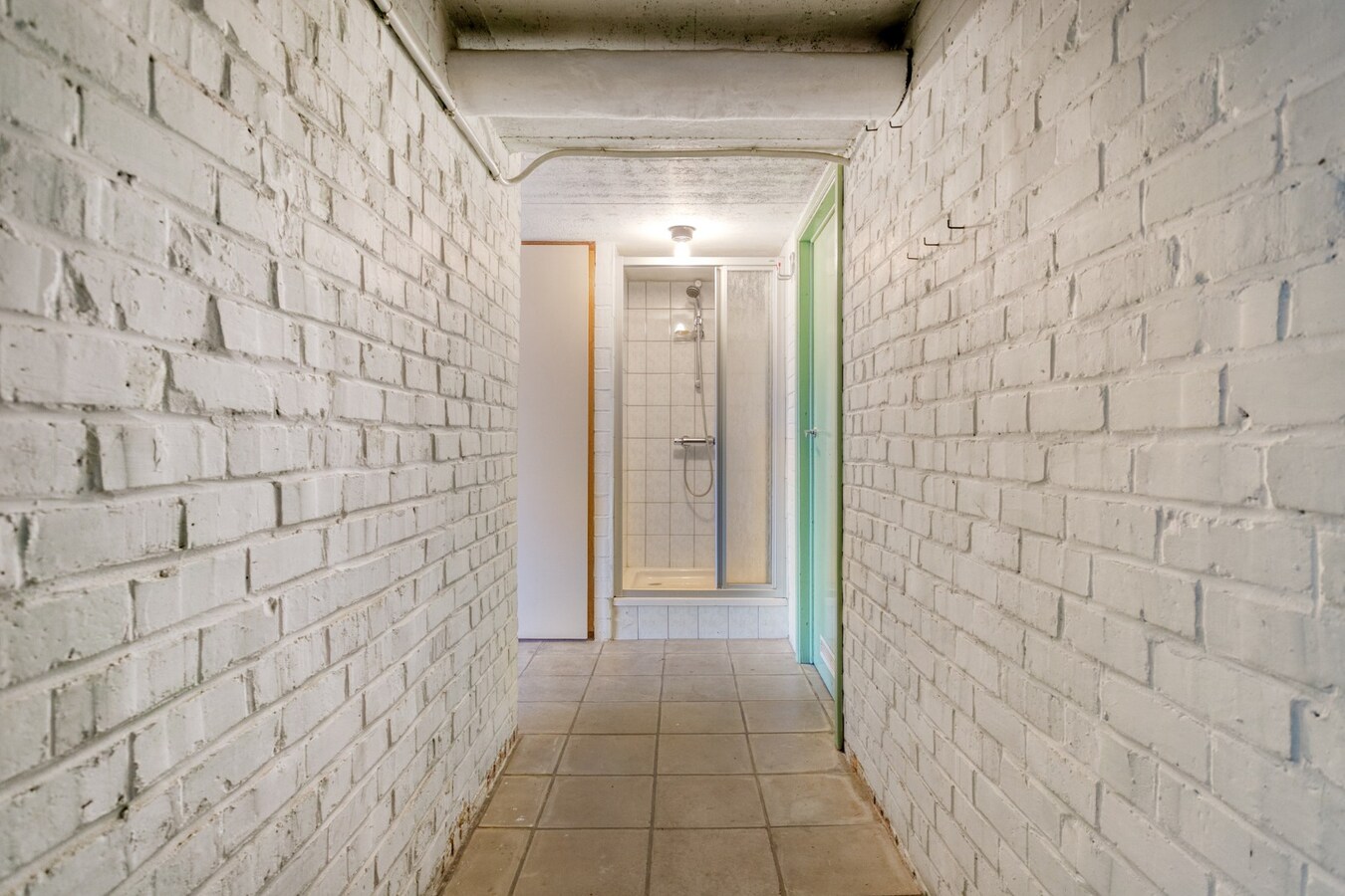 Ruime woning met 4 slaapkamers, veranda en volledig onderkelderd perceel (615 m²) 