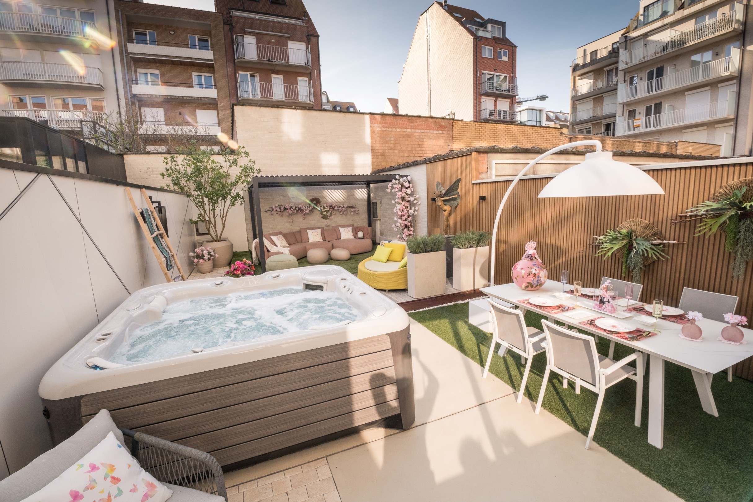 Dans un emplacement de choix, à quelques pas de la mer, se trouve cet appartement exclusif de plain-pied avec un jardin exceptionnellement spacieux et ensoleillé. Une combinaison rare de vie privée, d 