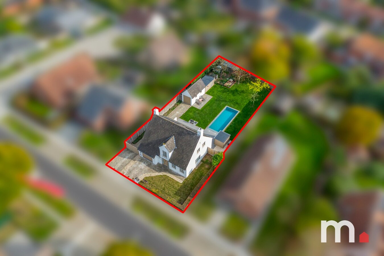 Unieke Villa te Roeselare met Zwembad en 5 slaapkamers op 987m² ! 