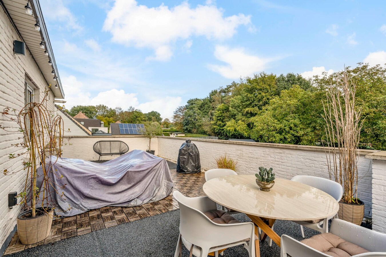 Comfortabel, mooi gerenoveerd duplex-appartement mét ruim terras en carport! 