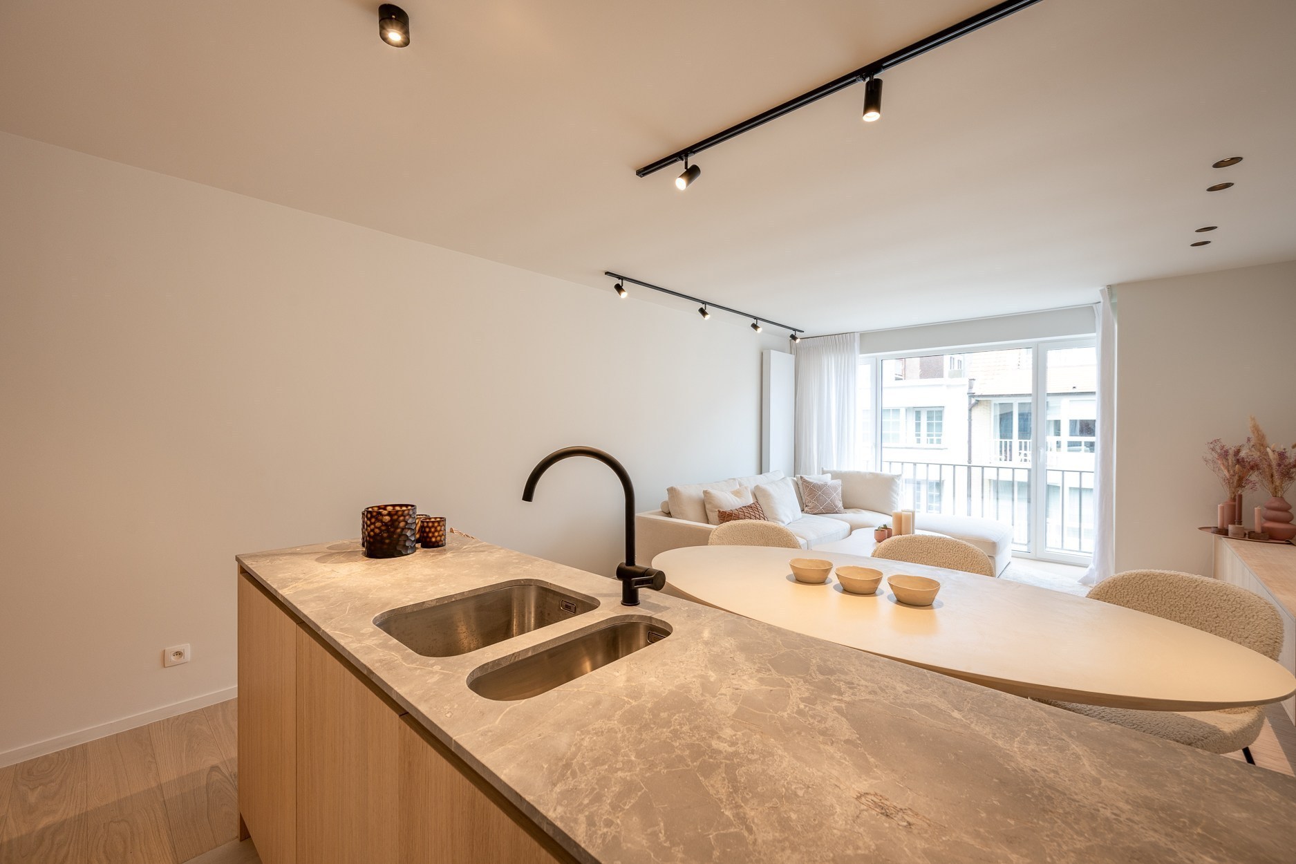 Magnifique appartement rénové de 3 chambres à coucher près de l'avenue Lippens à Knokke. Disposition : 