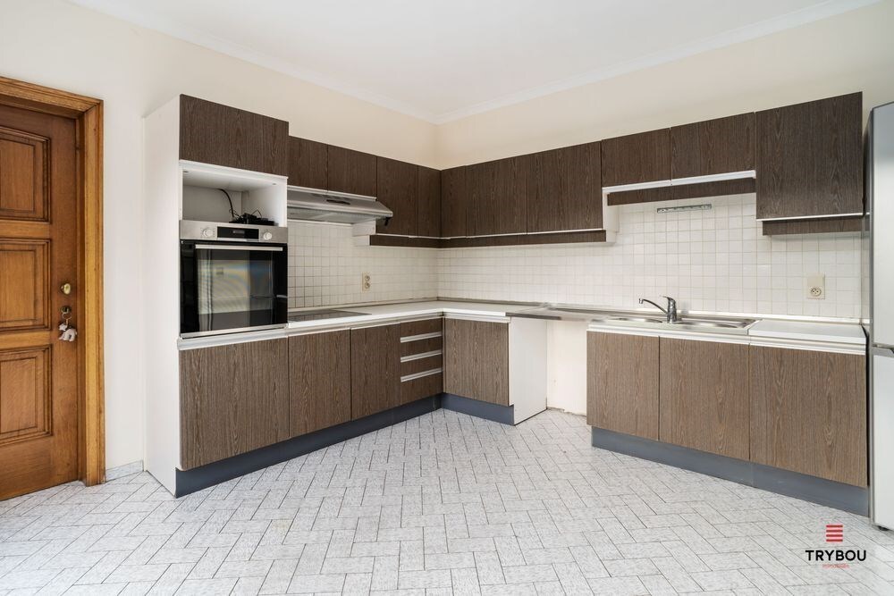 Ruime karaktervolle villa met 3 garages op 1099m² 