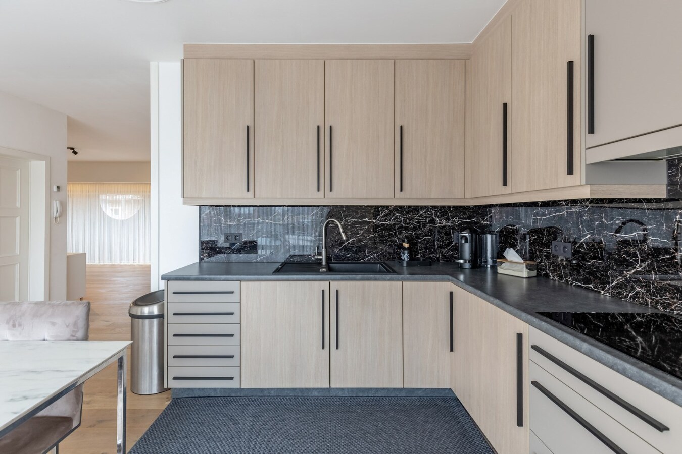 Modern en comfortabel gerenoveerd appartement op de eerste verdieping in het centrum van Neeroeteren 