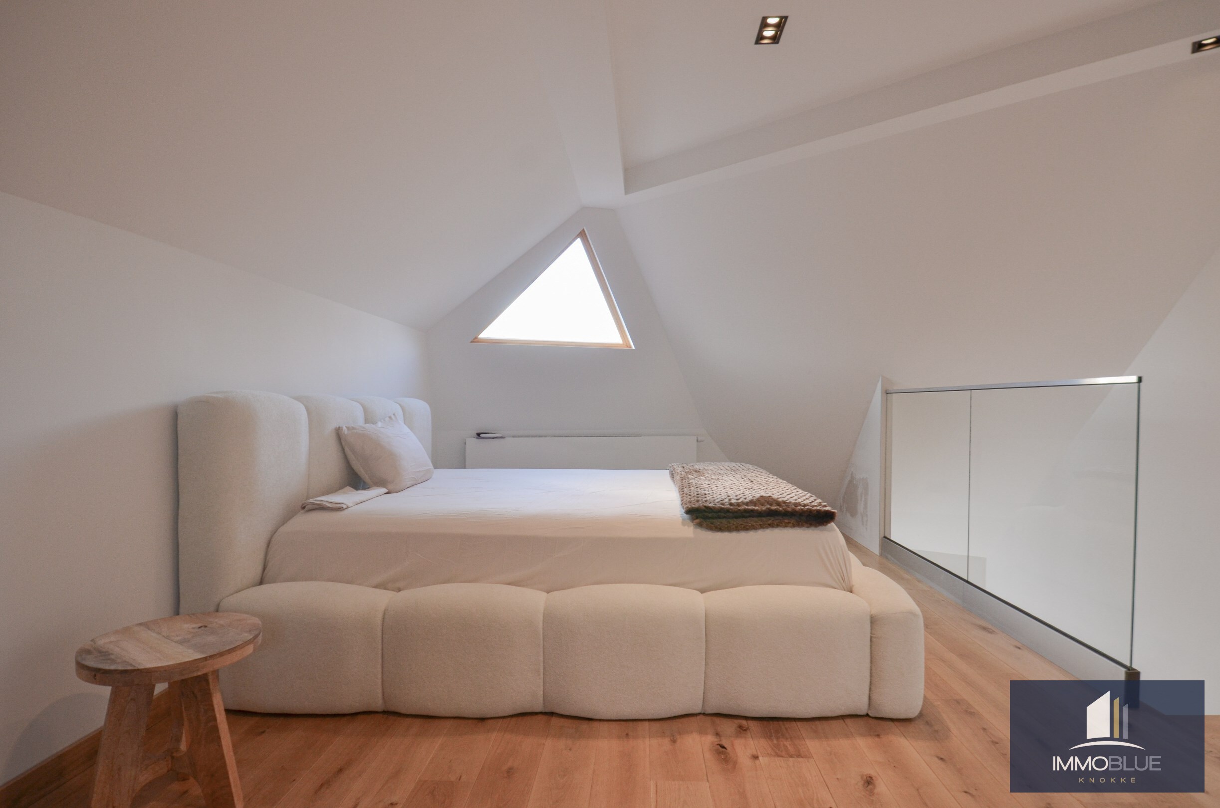 EXCLUSIF : Appartement en duplex avec grande terrasse situé dans une résidence neuve à petite échelle de style Art Déco. 