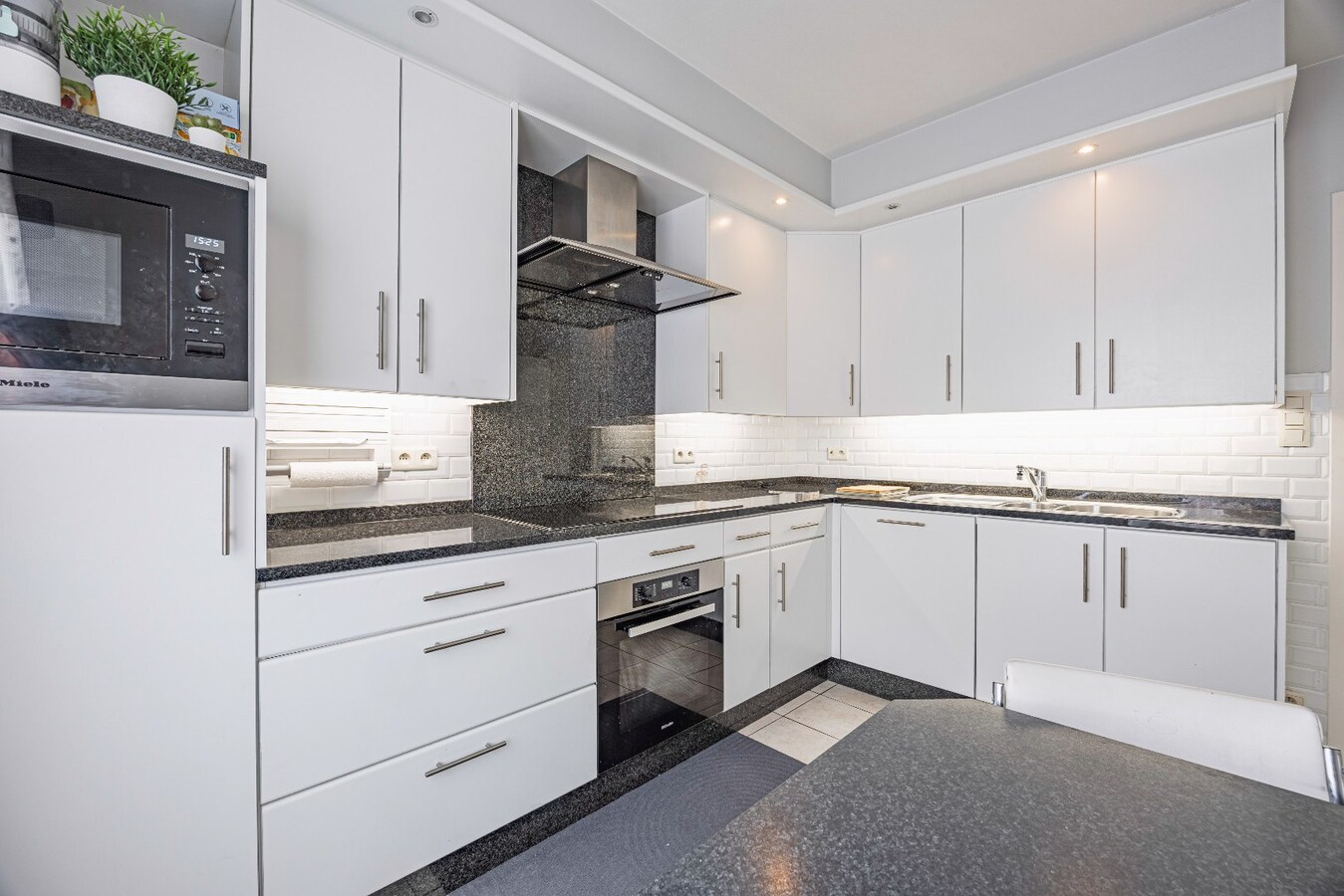 Instapklare, lichtrijke bel-etage woning met ruime garage en terras op centrale ligging 