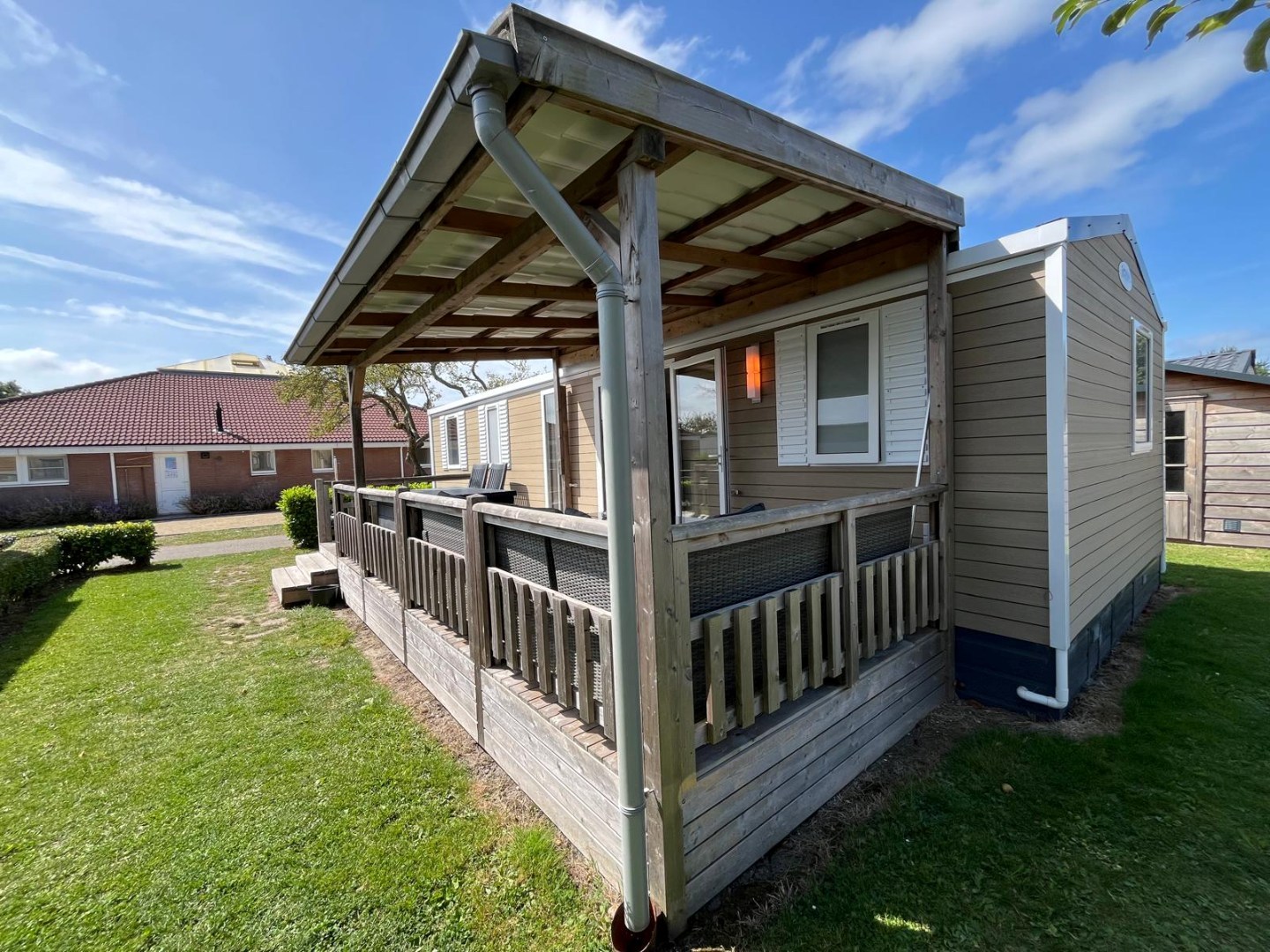 T.A. Makelaardij biedt aan – Chalet Z111-: Op een schitterende locatie in een goed verzorgd recreatiepark aan de kust van Walcheren bieden wij dit leuke chalet aan. 