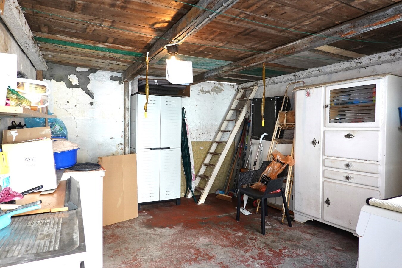 Op te frissen rijwoning in hartje Gistel 