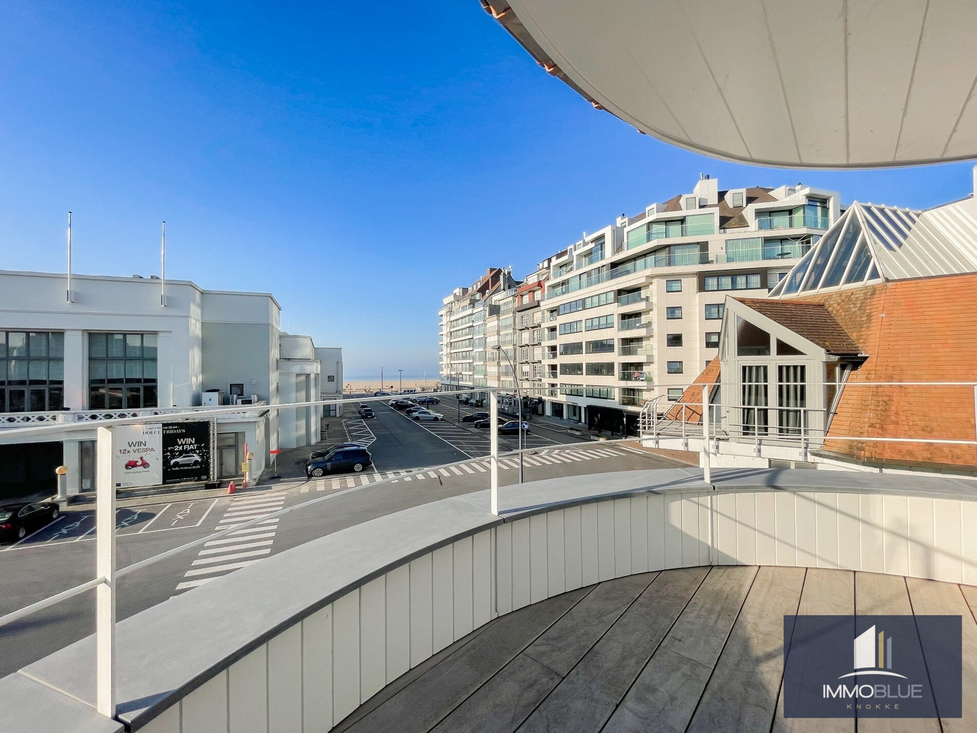 Exclusieve villa: Uitzonderlijk volledig gerenoveerde villa met frontaal zeezicht. 