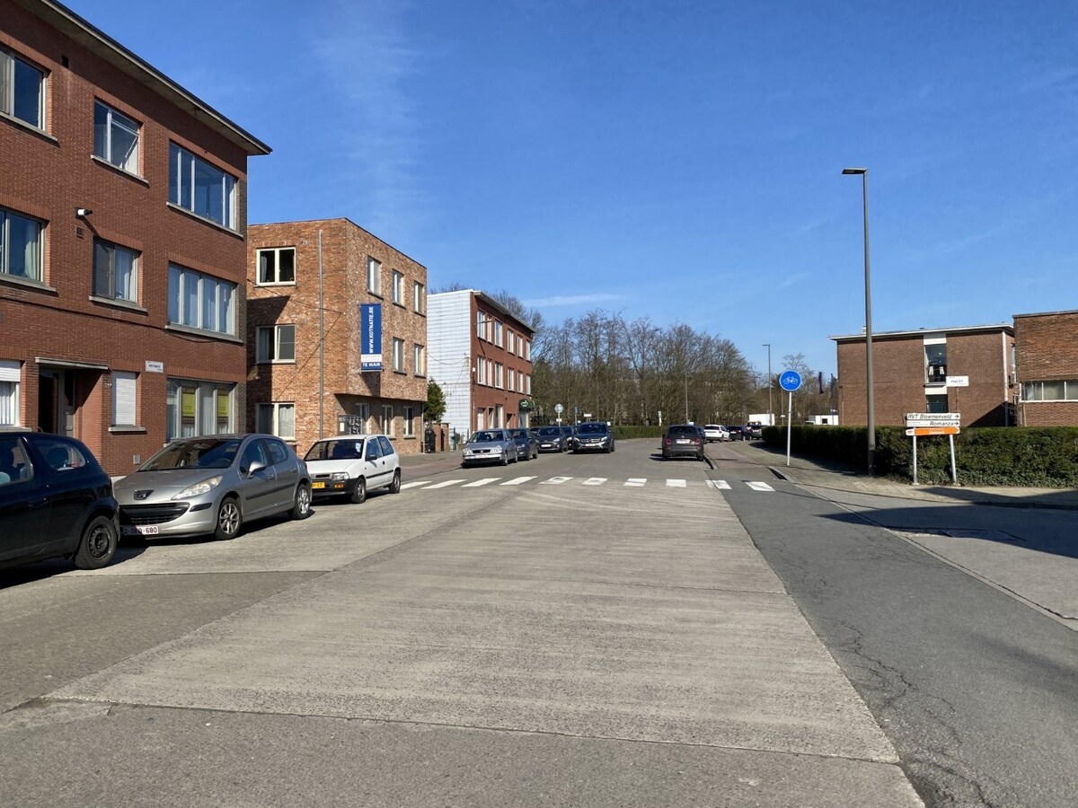Gelijkvloersppartement met 3 slpk, dubbele garage, tuin en ruime kelder (120 m²) 