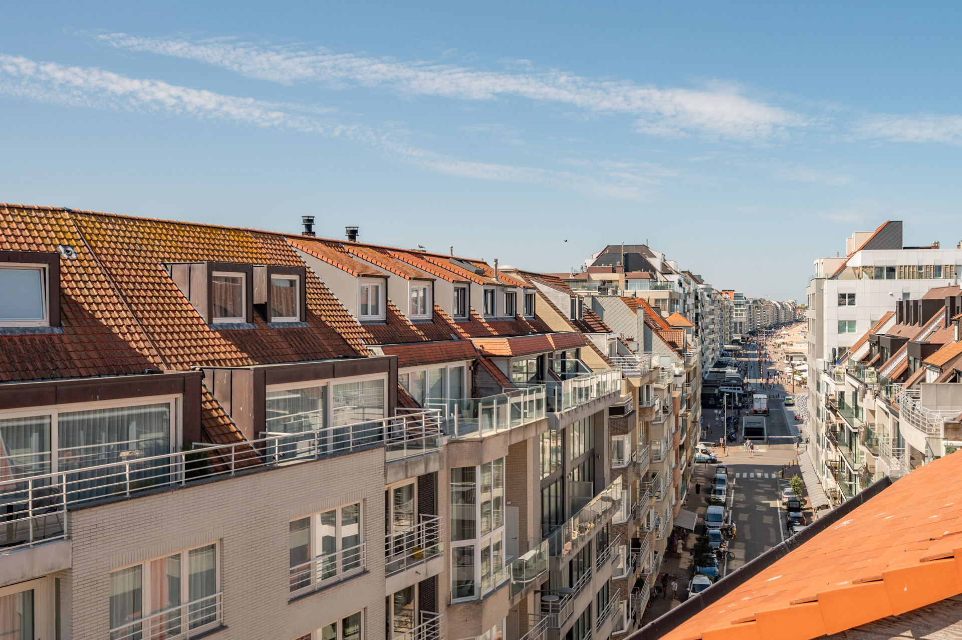 Exclusif duplex penthouse avec 3 chambres et terrasse ensoleillée, situé dans un emplacement de choix près de la place Rubens et de la mer. 